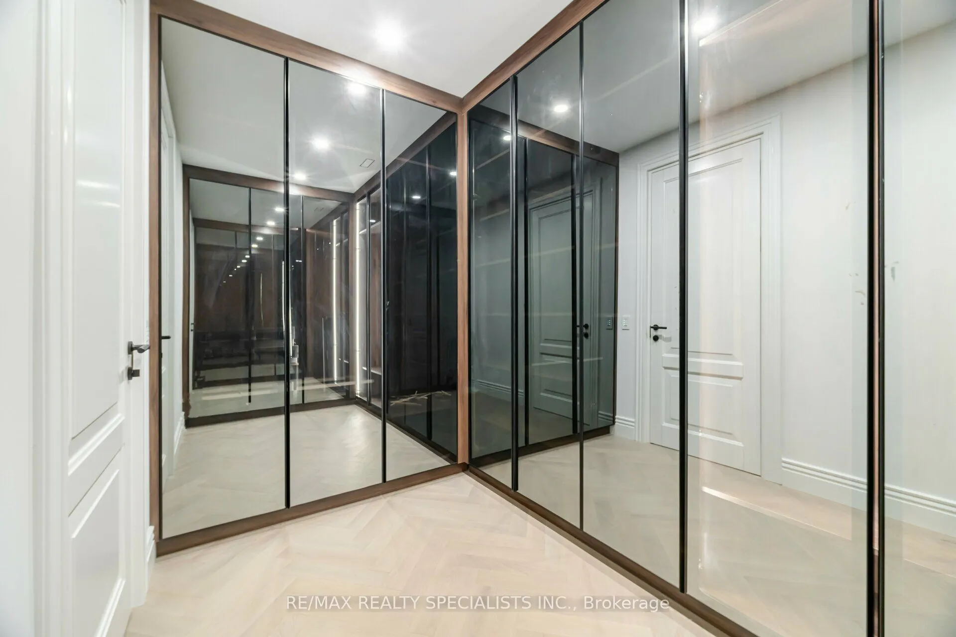 2014 Lakeshore Road W