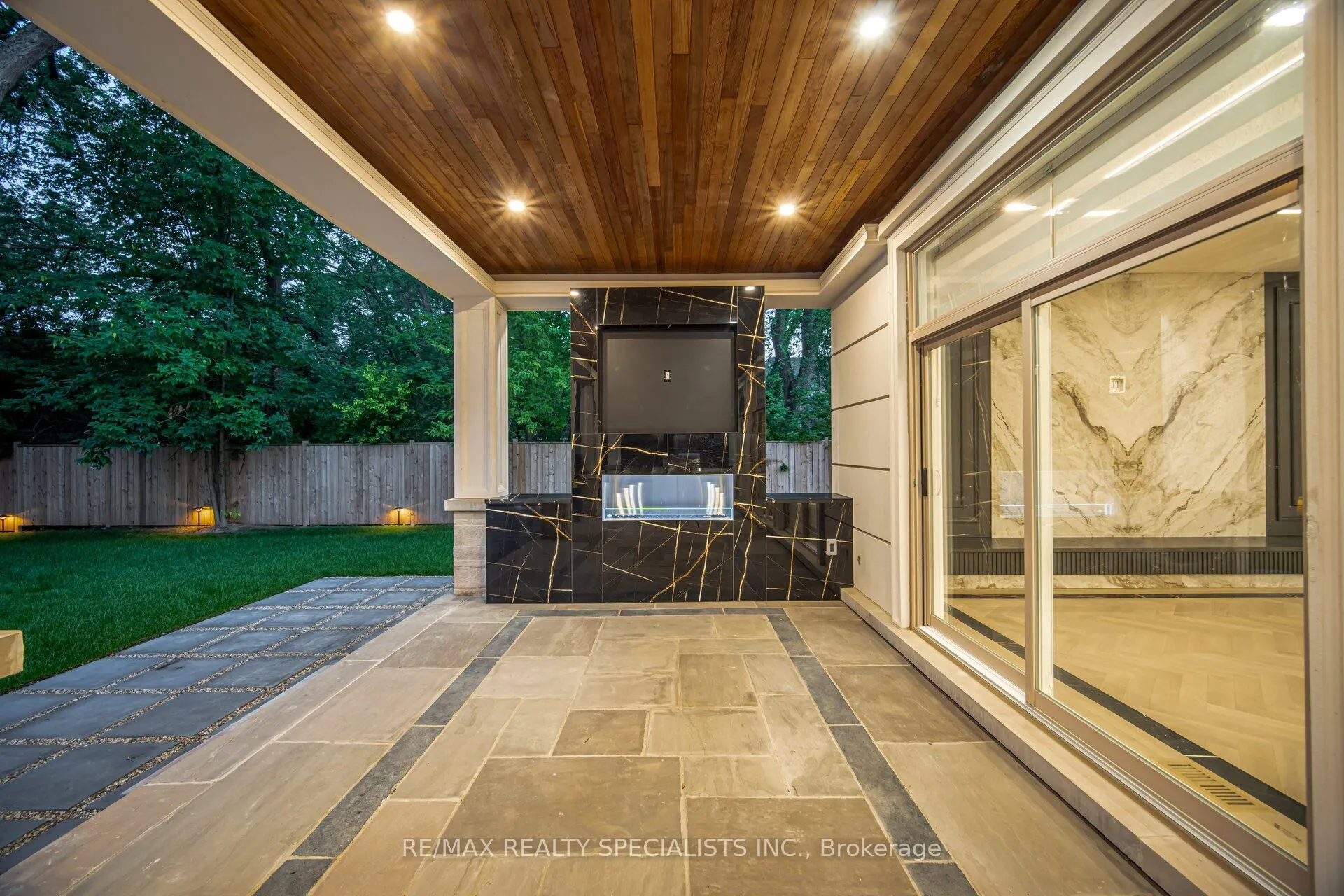 2014 Lakeshore Road W
