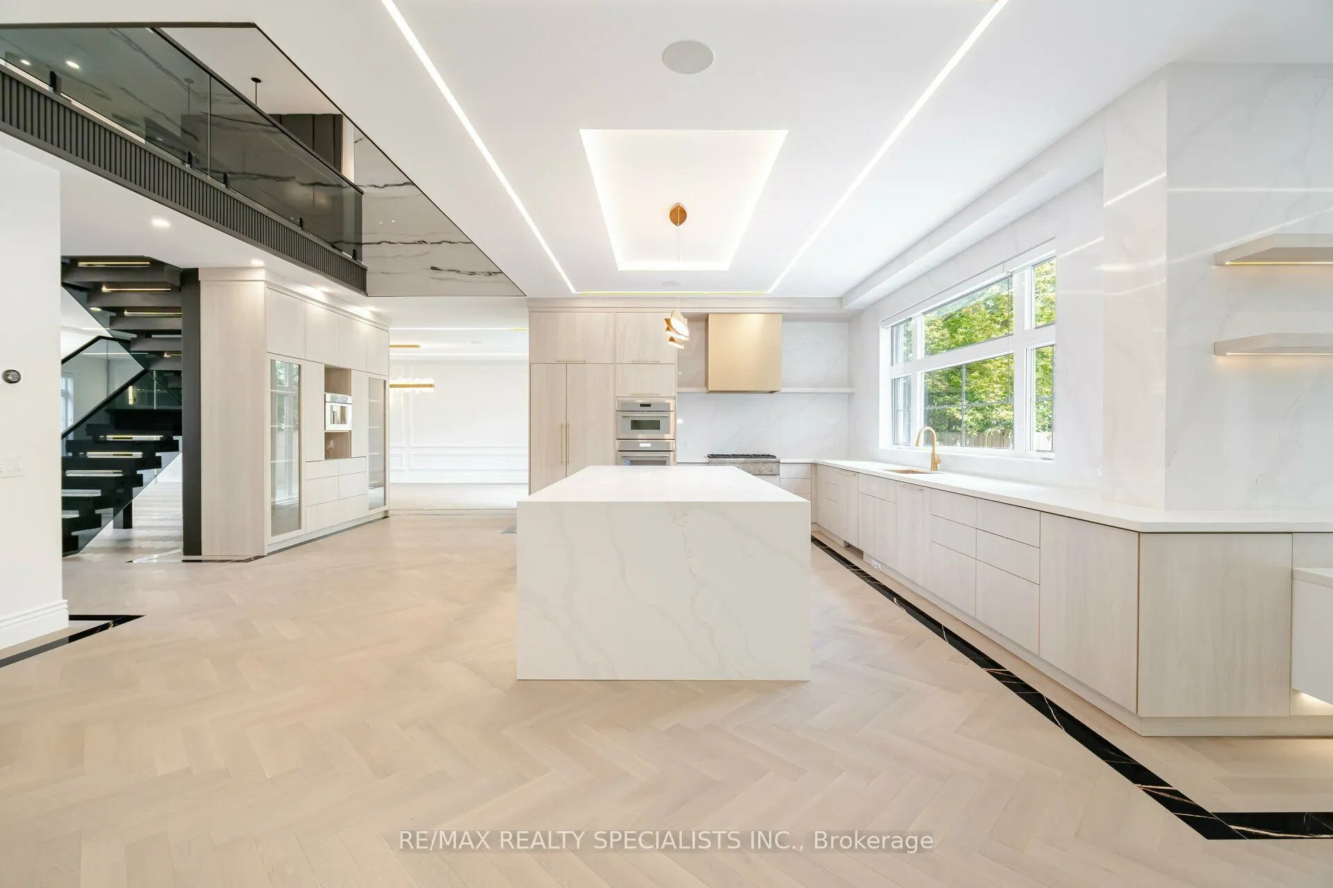 2014 Lakeshore Road W