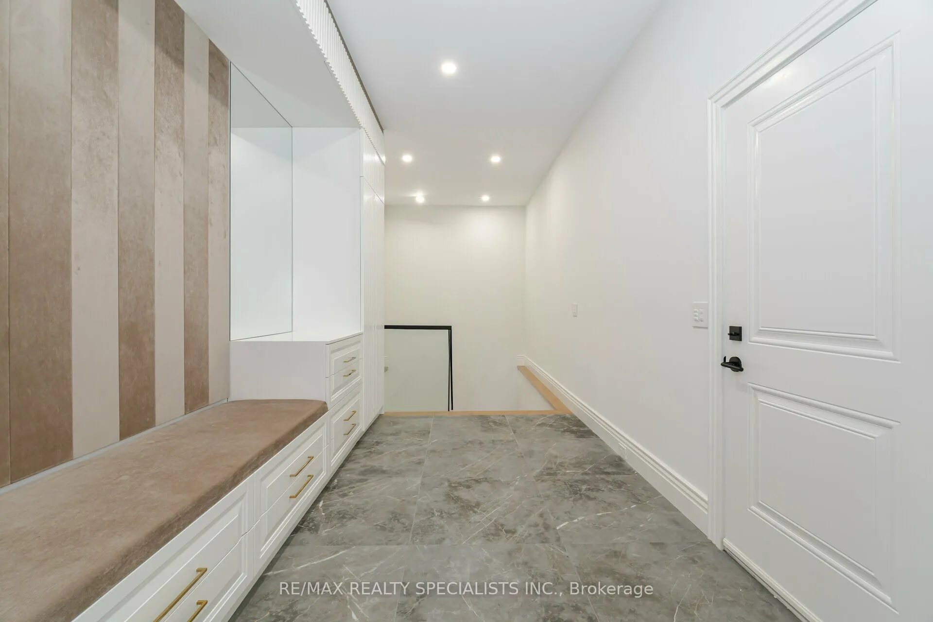 2014 Lakeshore Road W