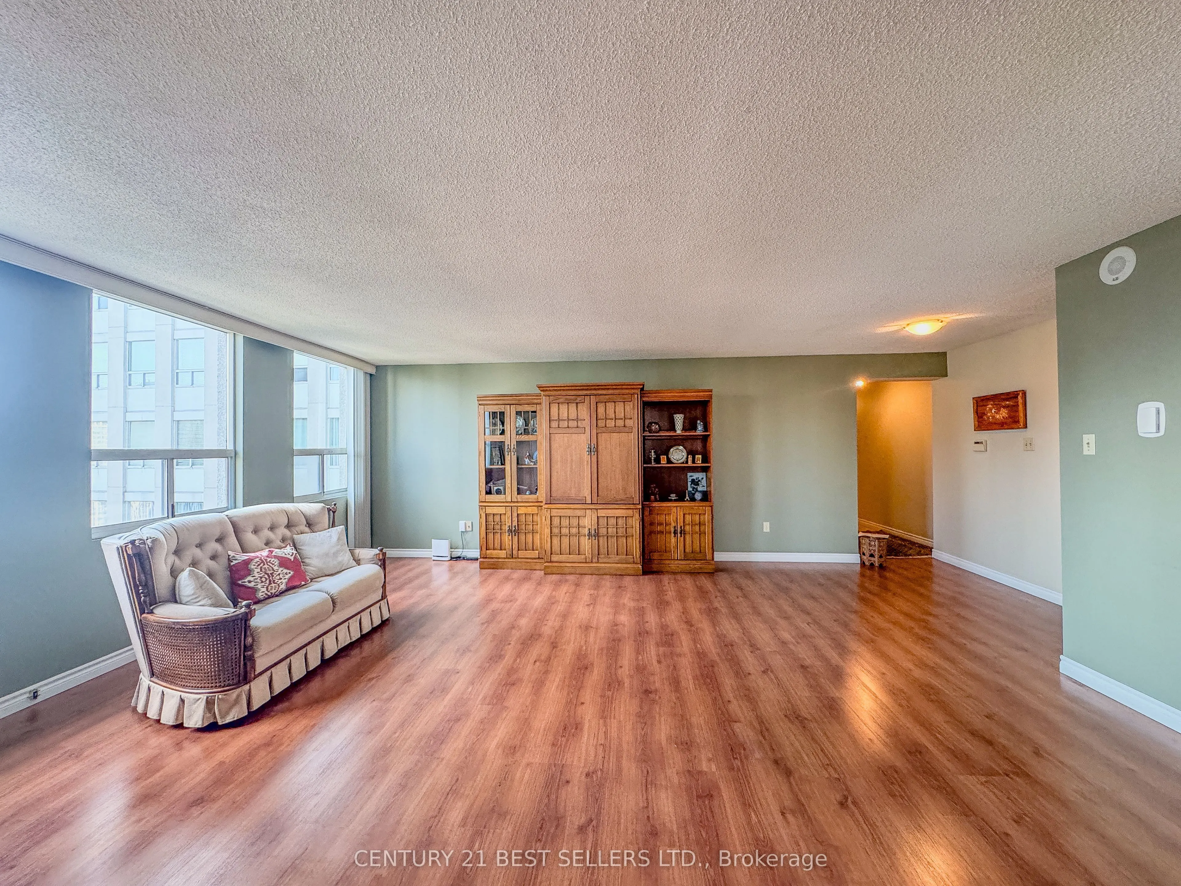 3650 Kaneff Crescent, #1803