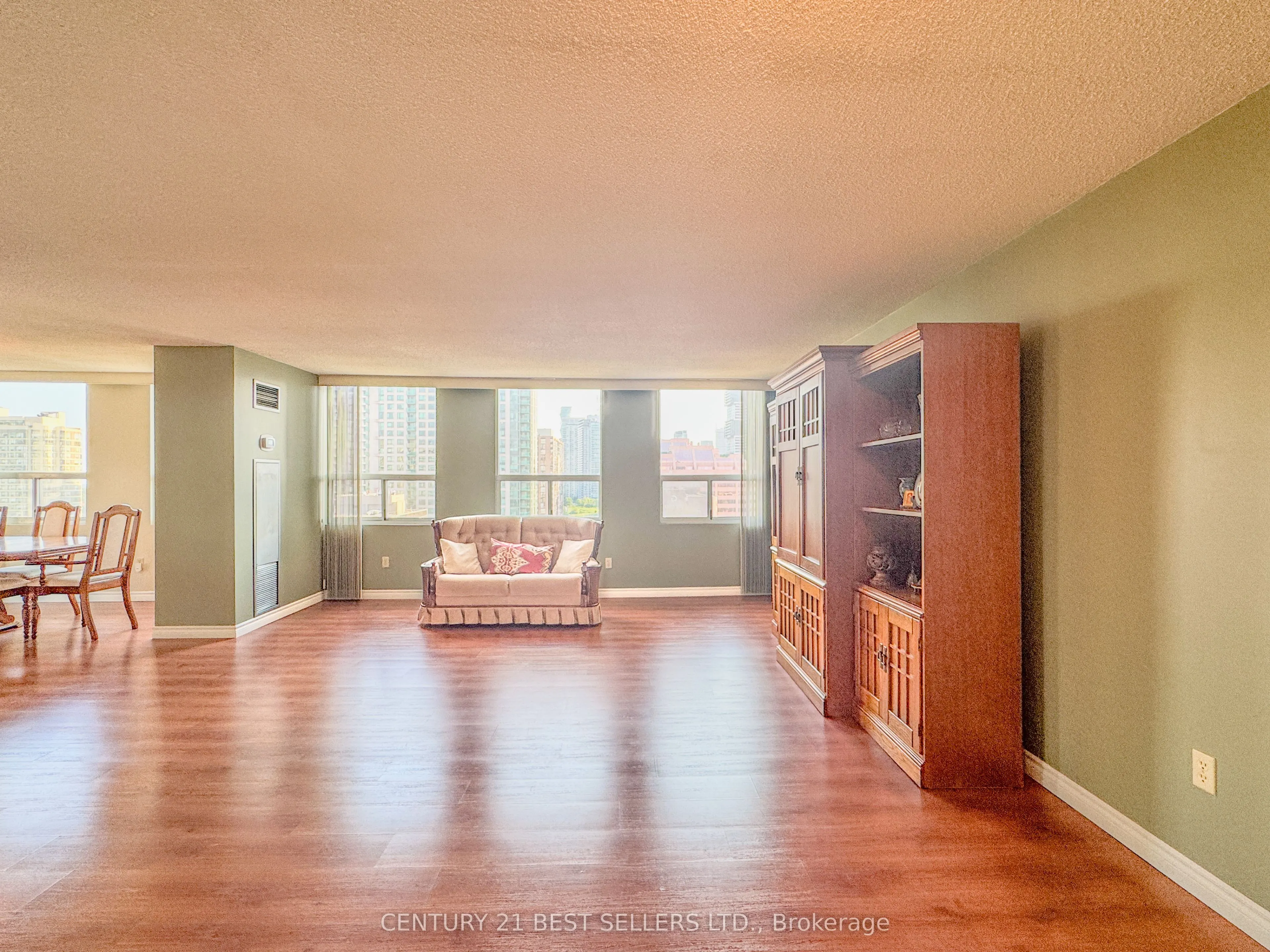 3650 Kaneff Crescent, #1803