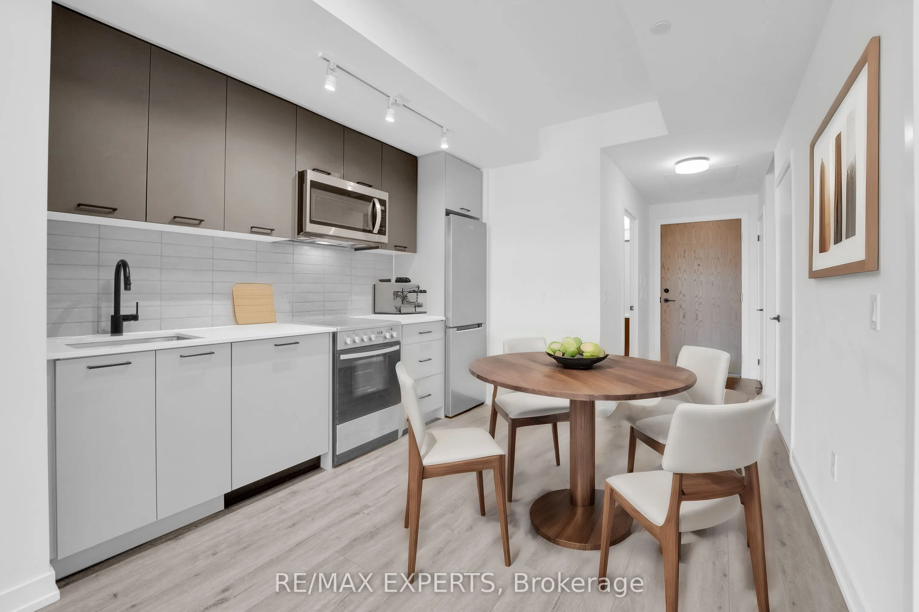 2300 St Clair Avenue W, #811