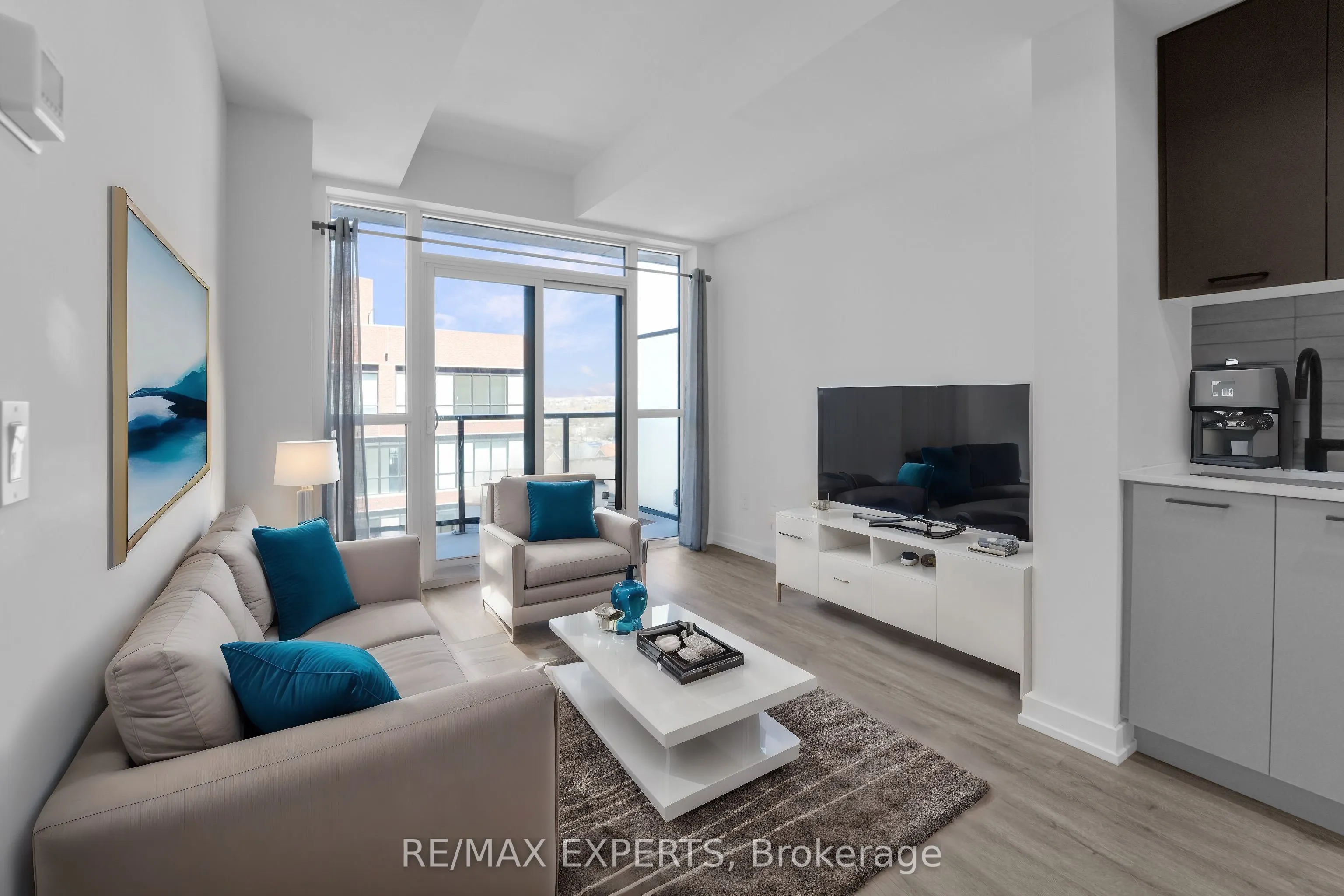 2300 St Clair Avenue W, #811