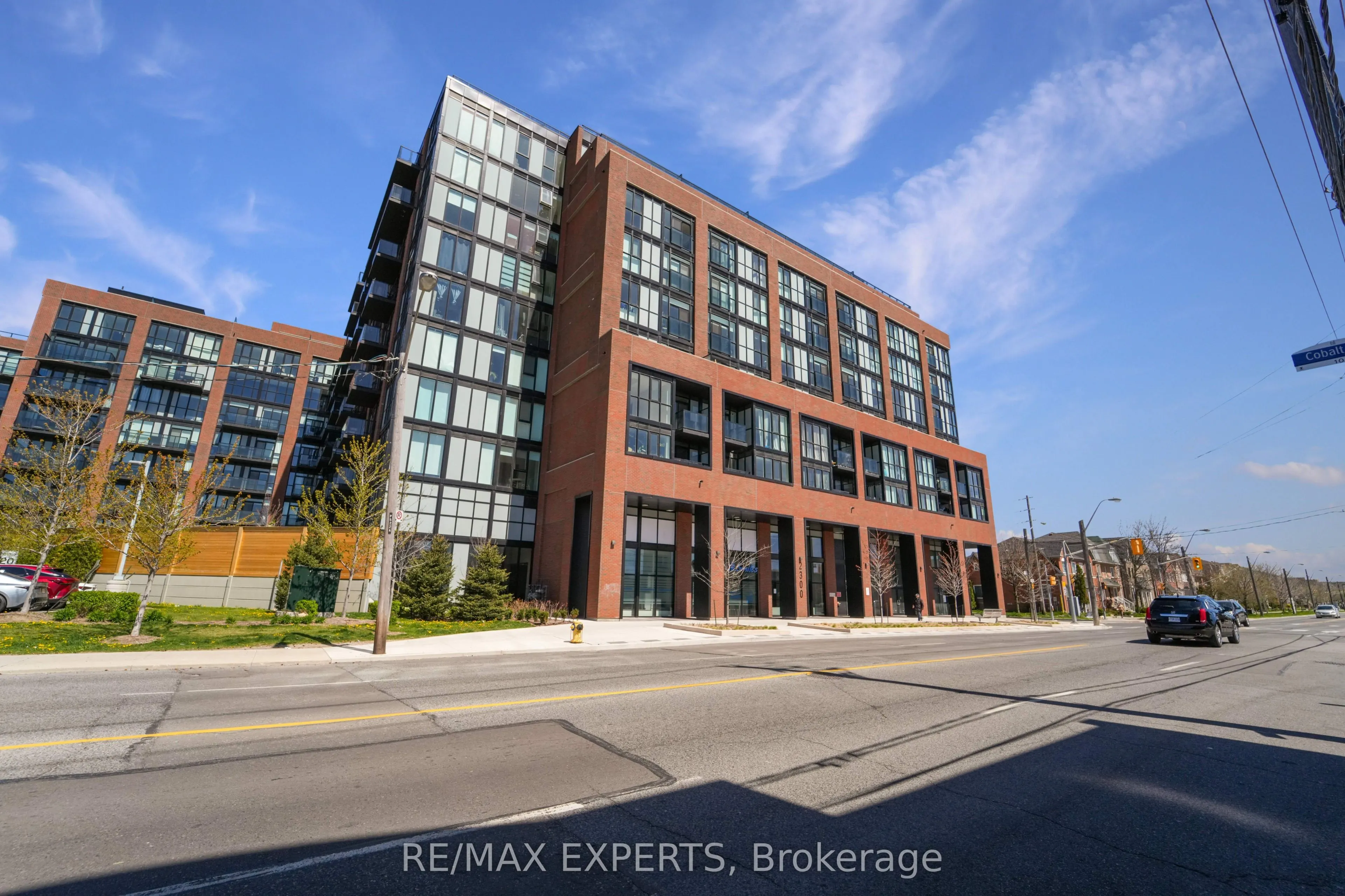 2300 St Clair Avenue W, #811