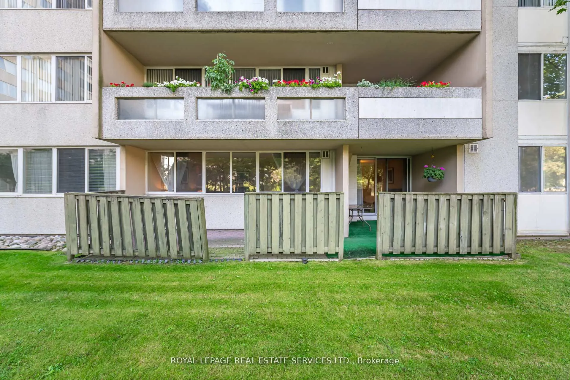 3950 Kaneff Crescent, #102