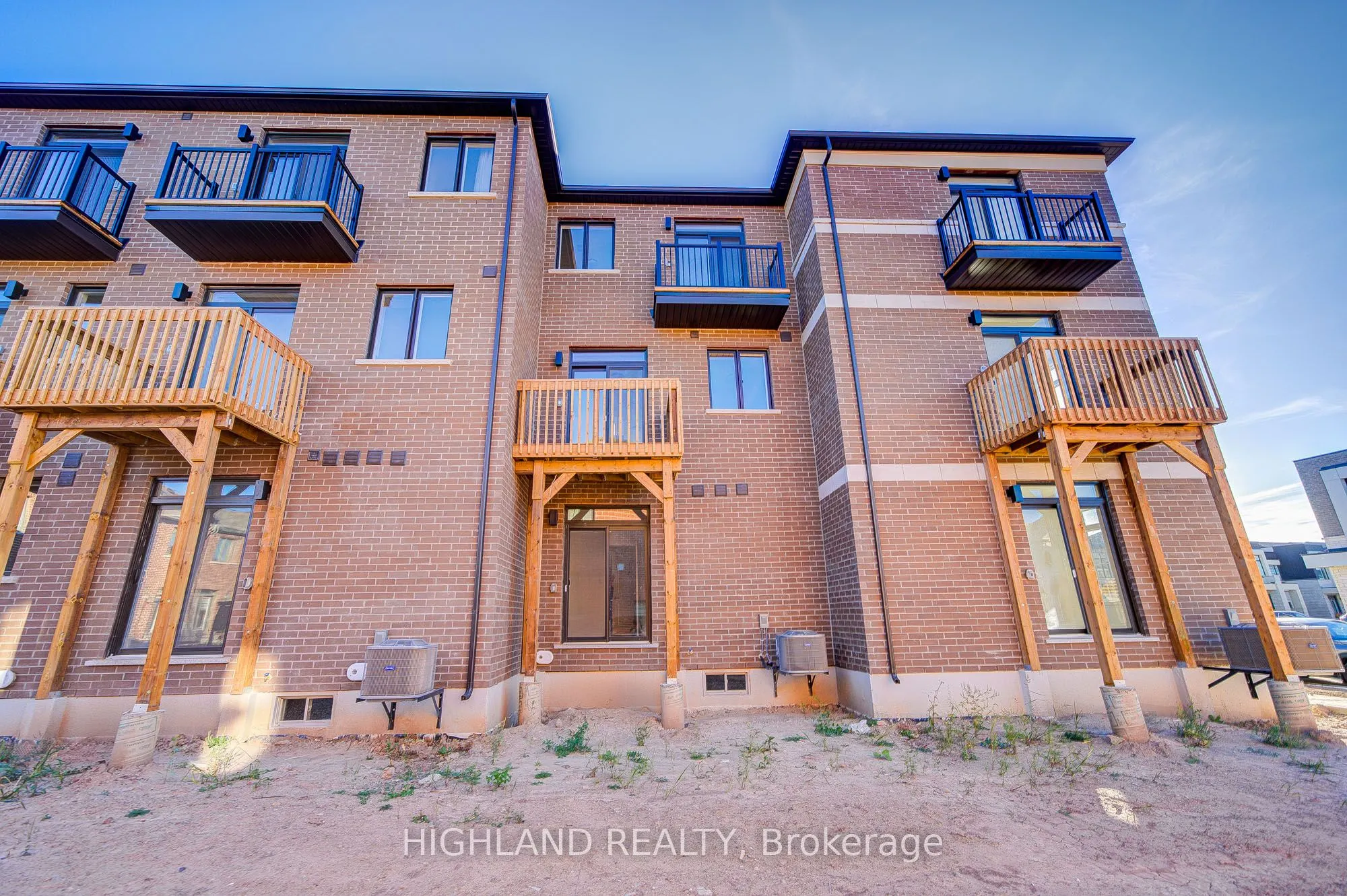 1174 Dartmouth Crescent
