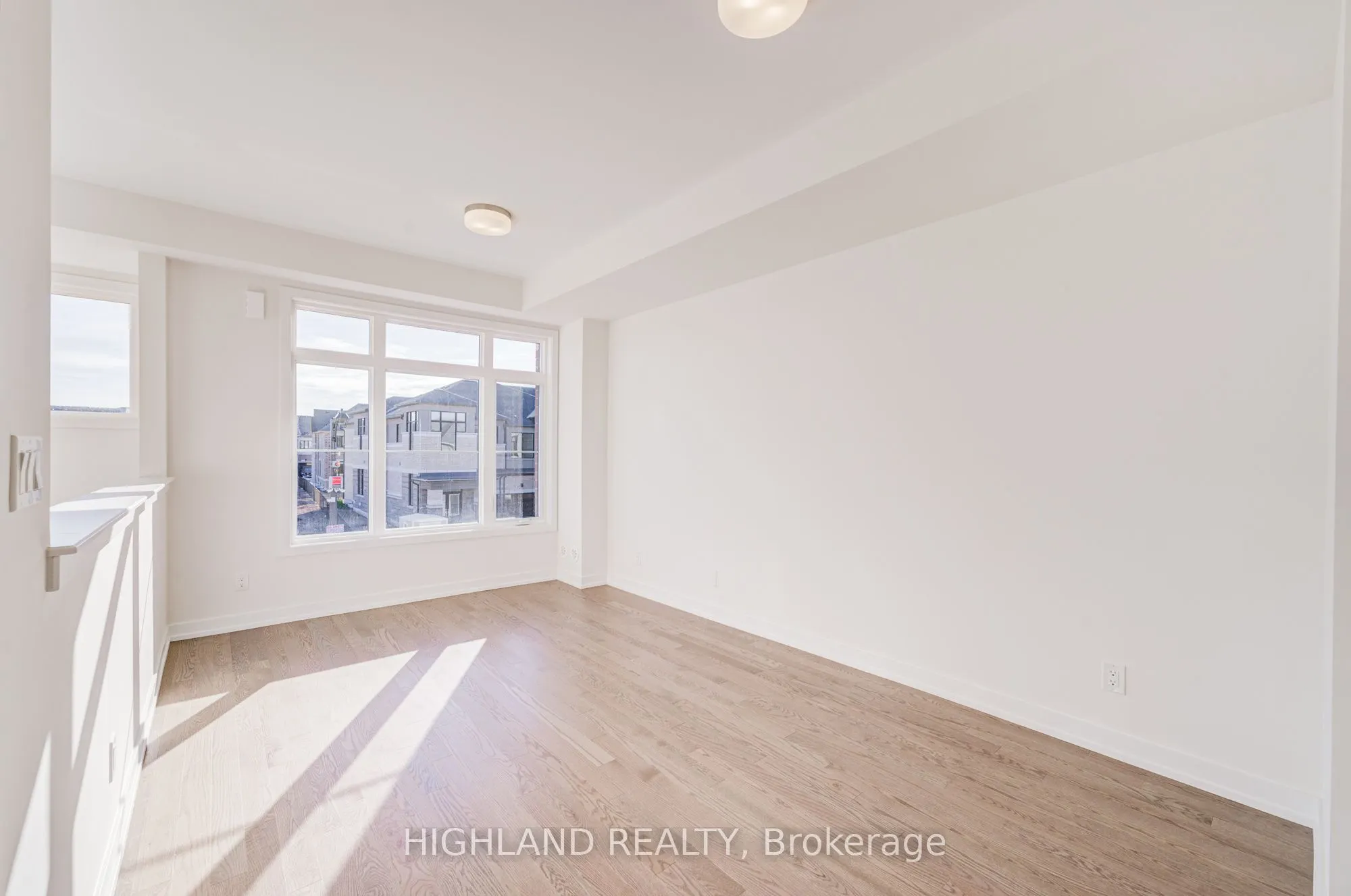 1174 Dartmouth Crescent