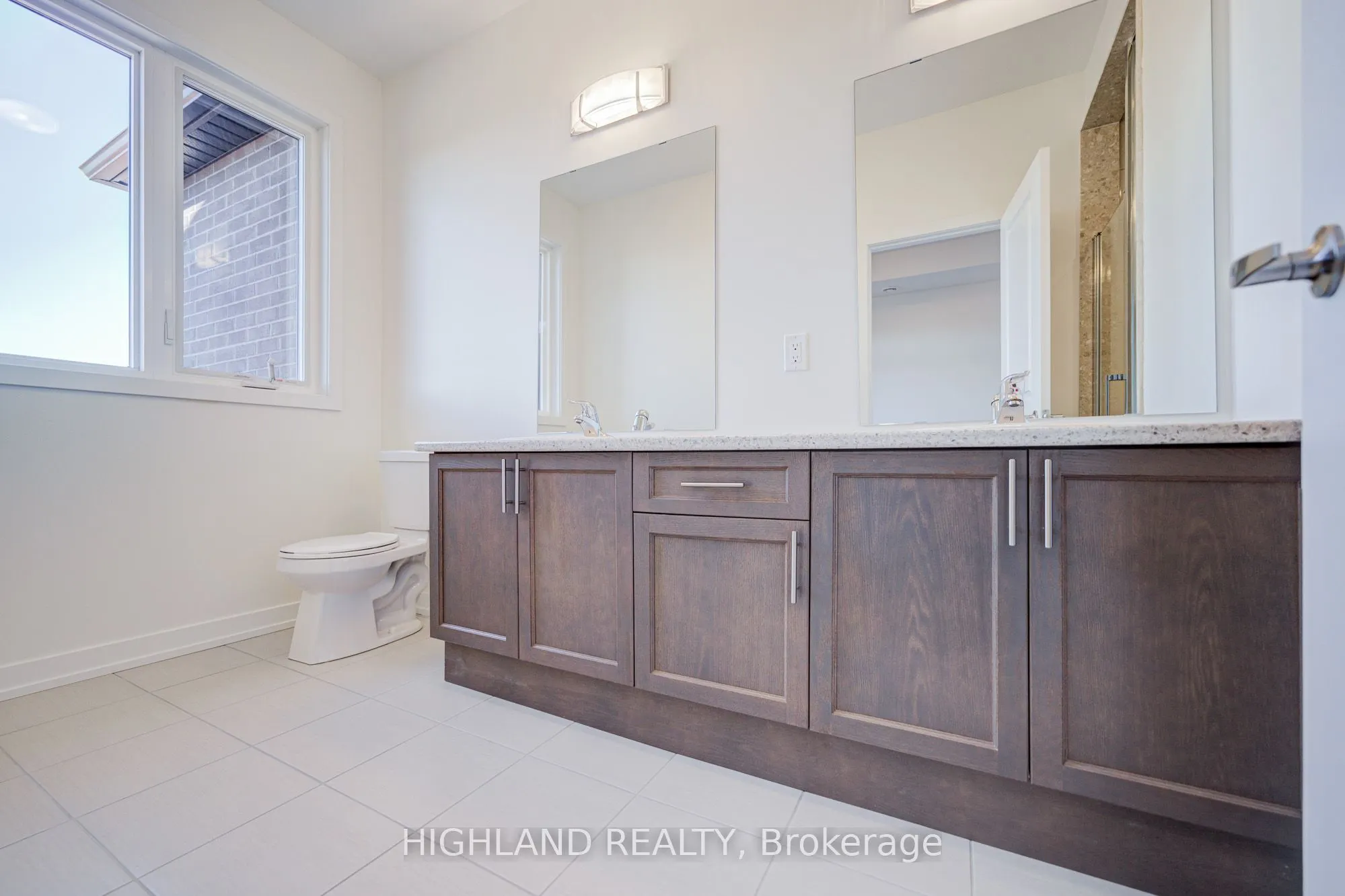 1174 Dartmouth Crescent