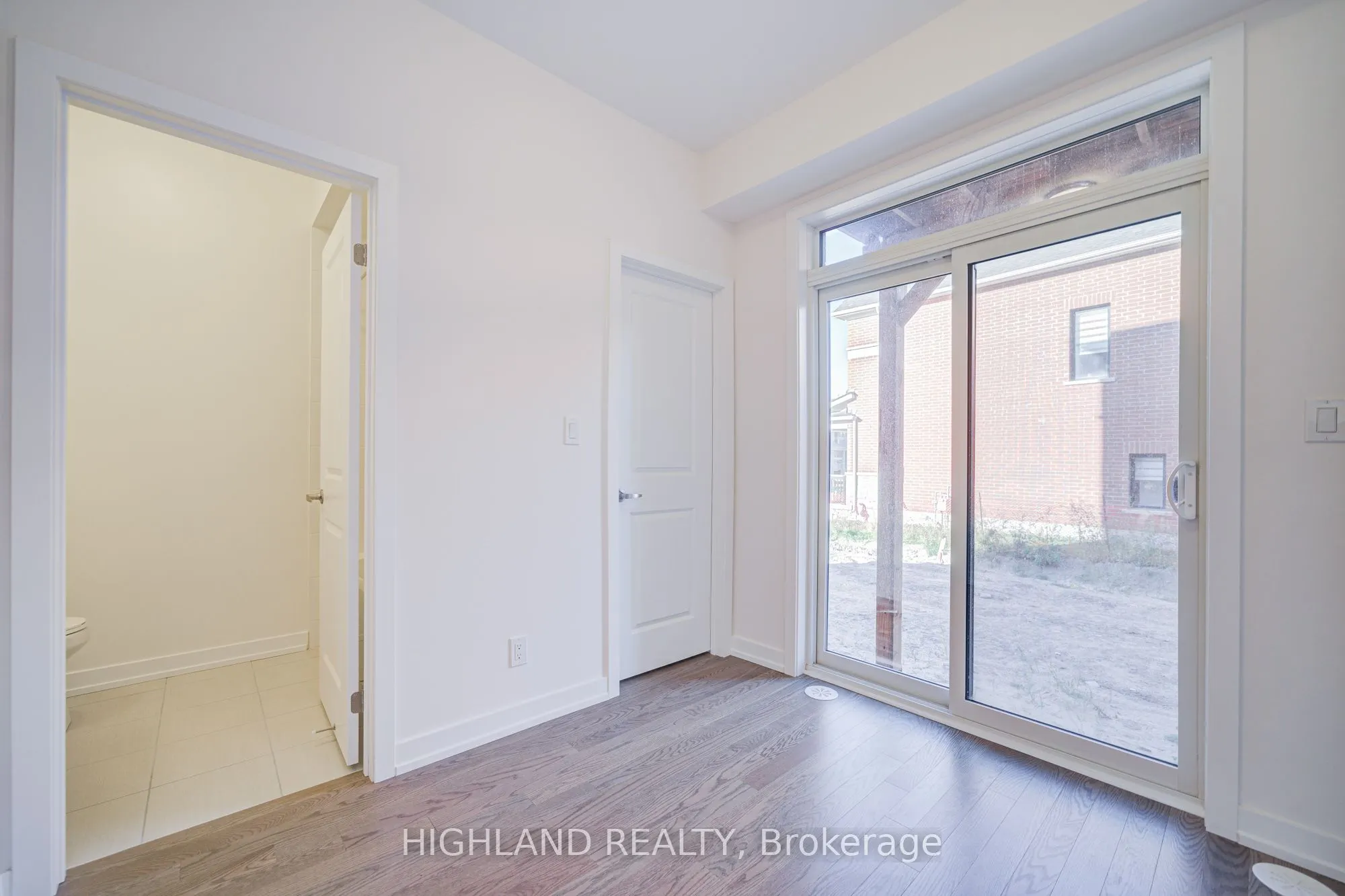 1174 Dartmouth Crescent