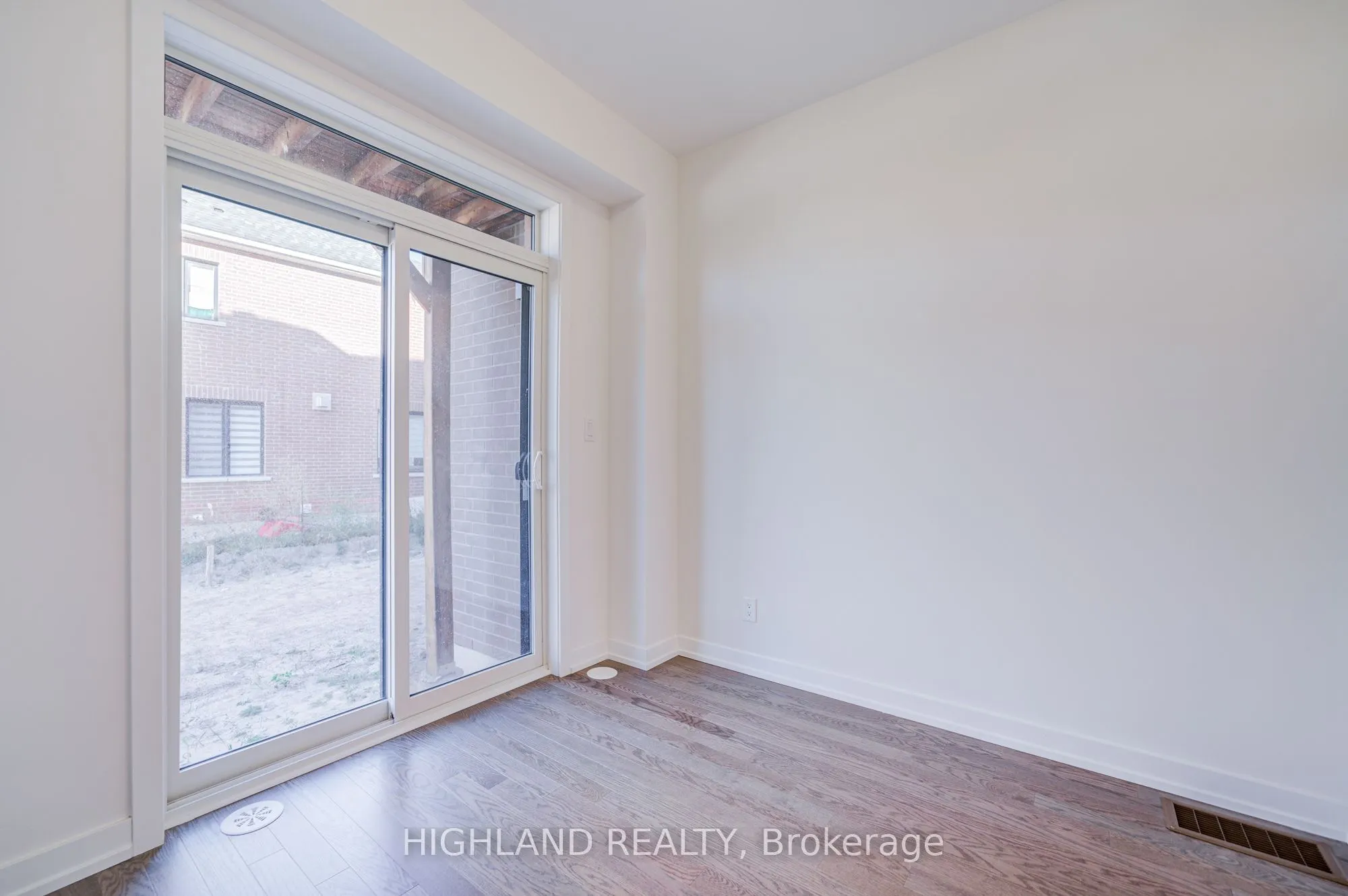1174 Dartmouth Crescent