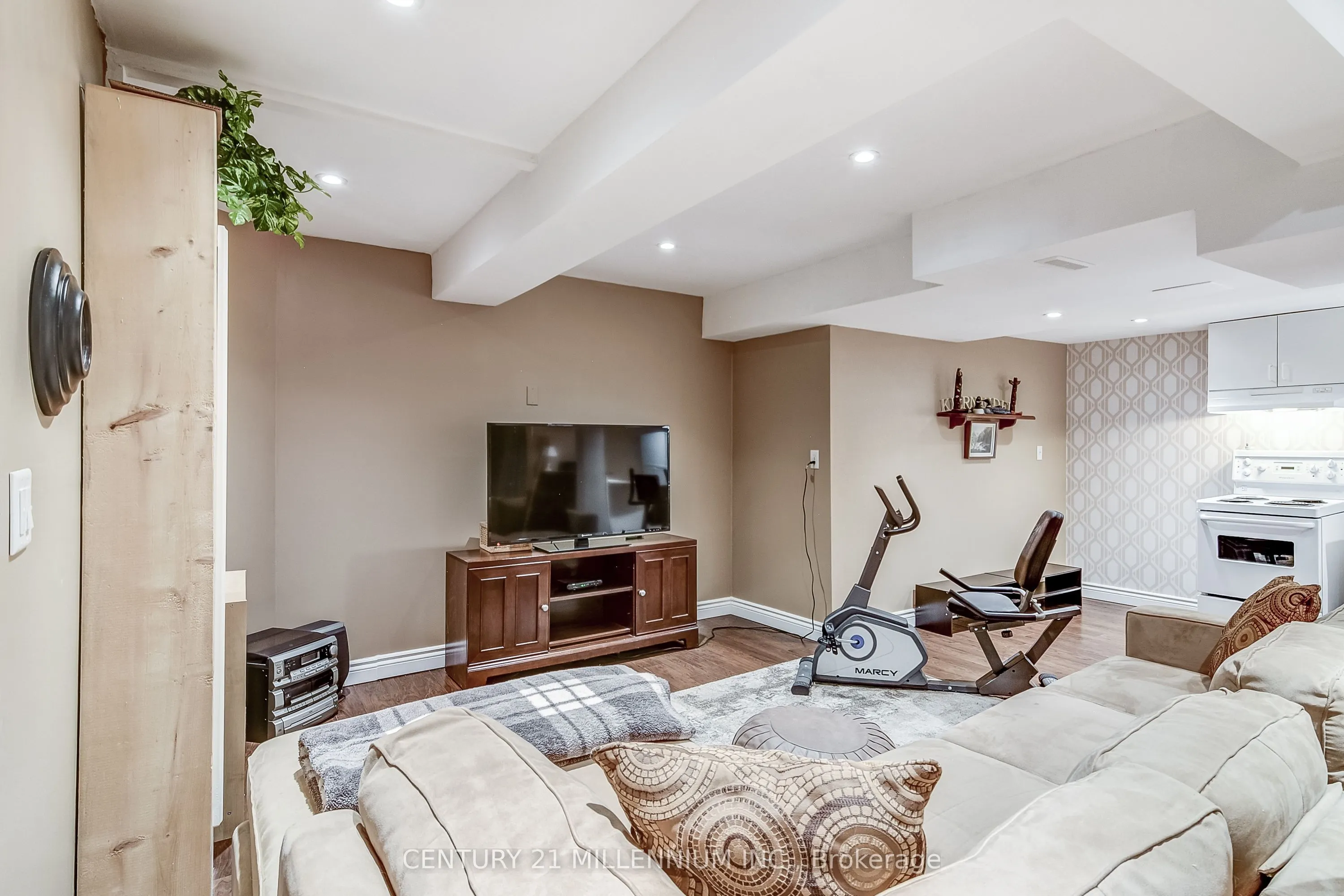 6 Collingwood Avenue