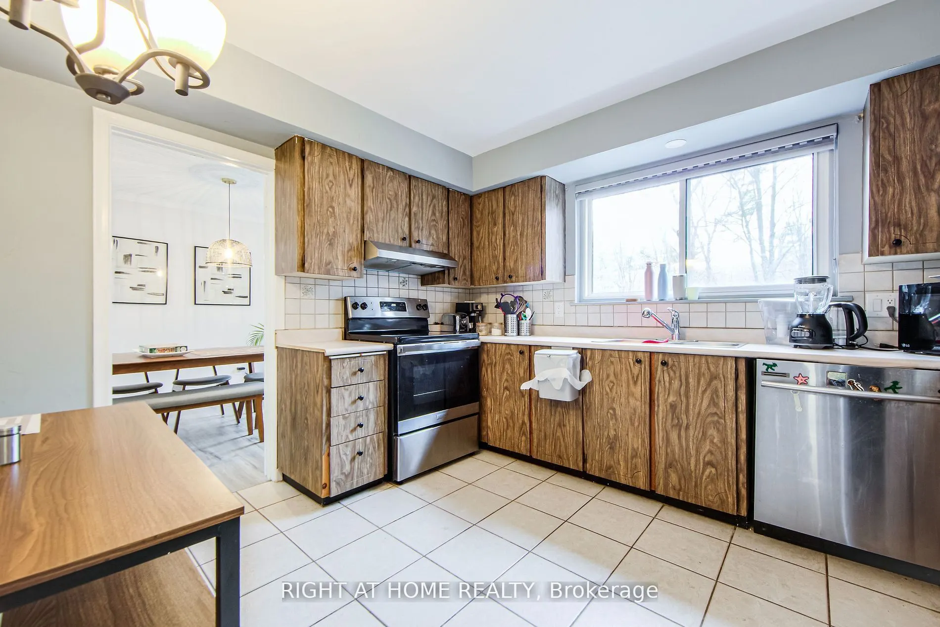 1276 HILLVIEW Crescent