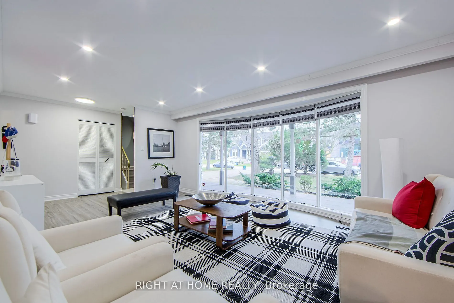 1276 HILLVIEW Crescent