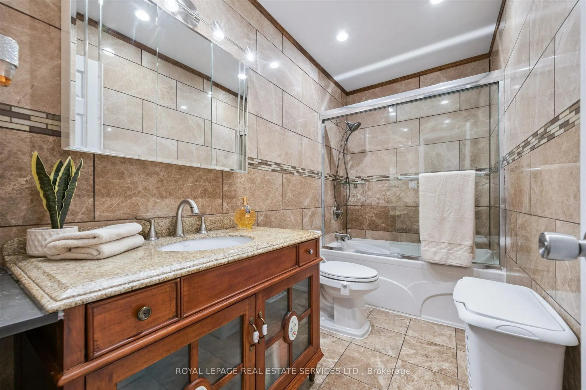 915 Inverhouse Drive, #24