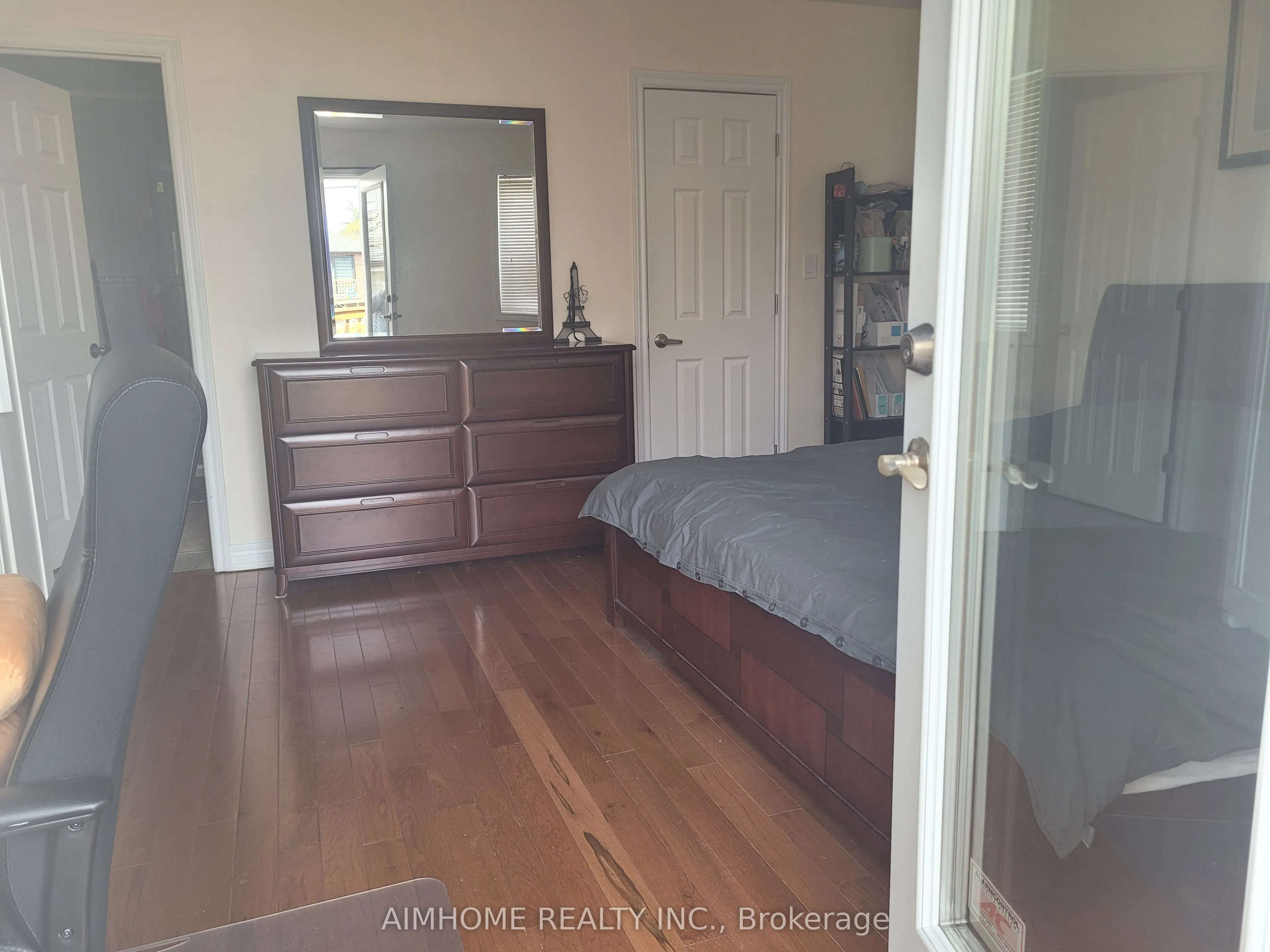 34 Battersea Cres. Battersea Crescent W, #Main