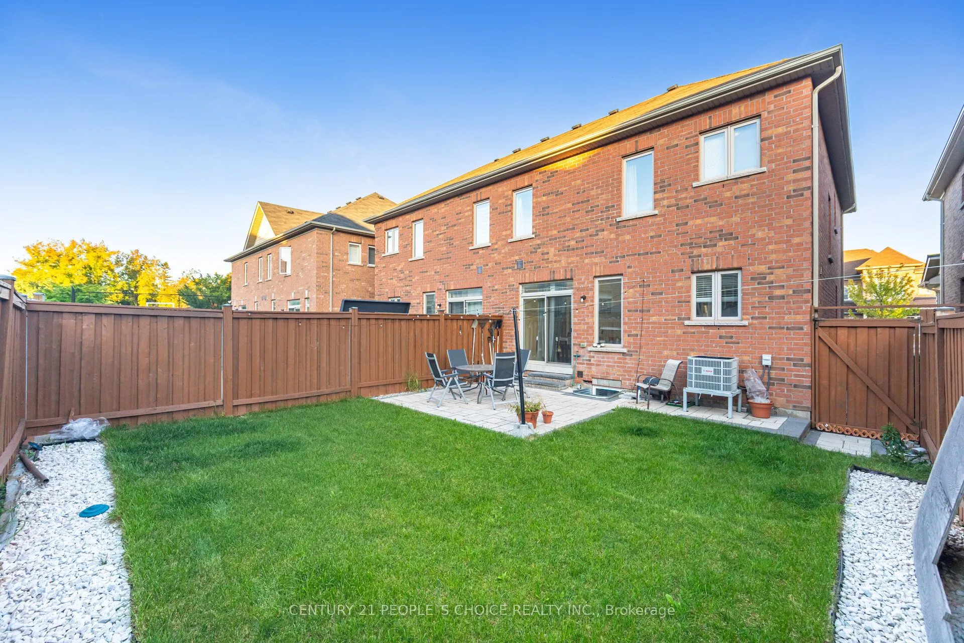 8 Fitzgibson Street