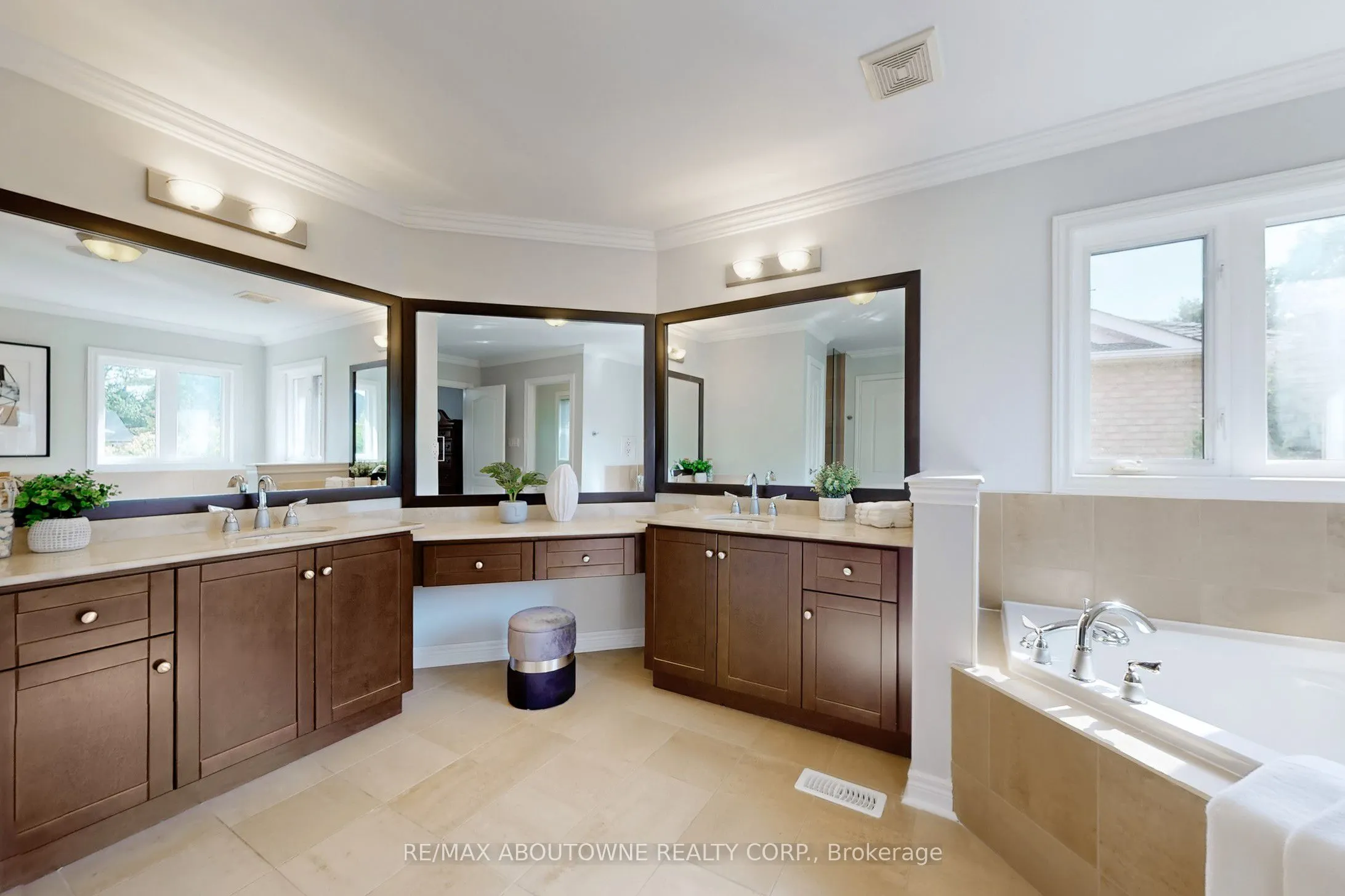 3374 Fox Run Circle