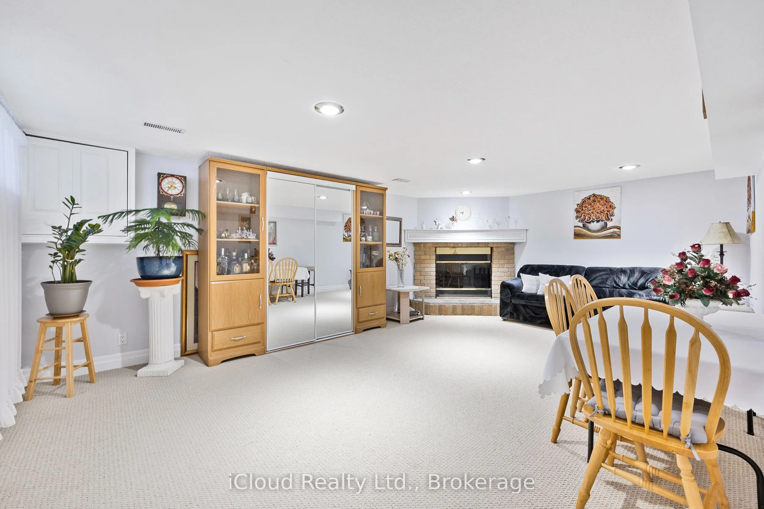 52 Kimbark Drive N