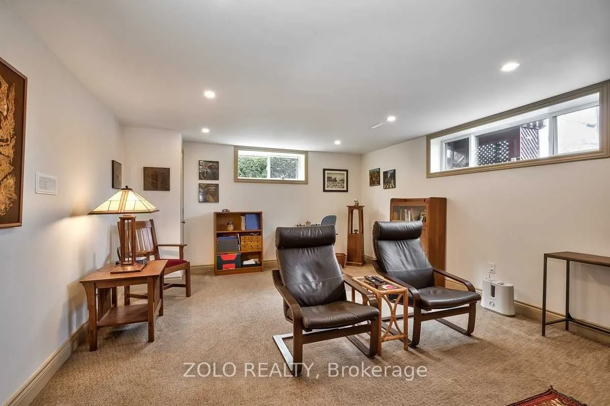 2339 Redfern Road N