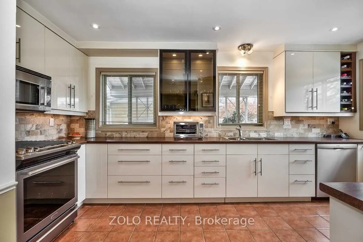 2339 Redfern Road N