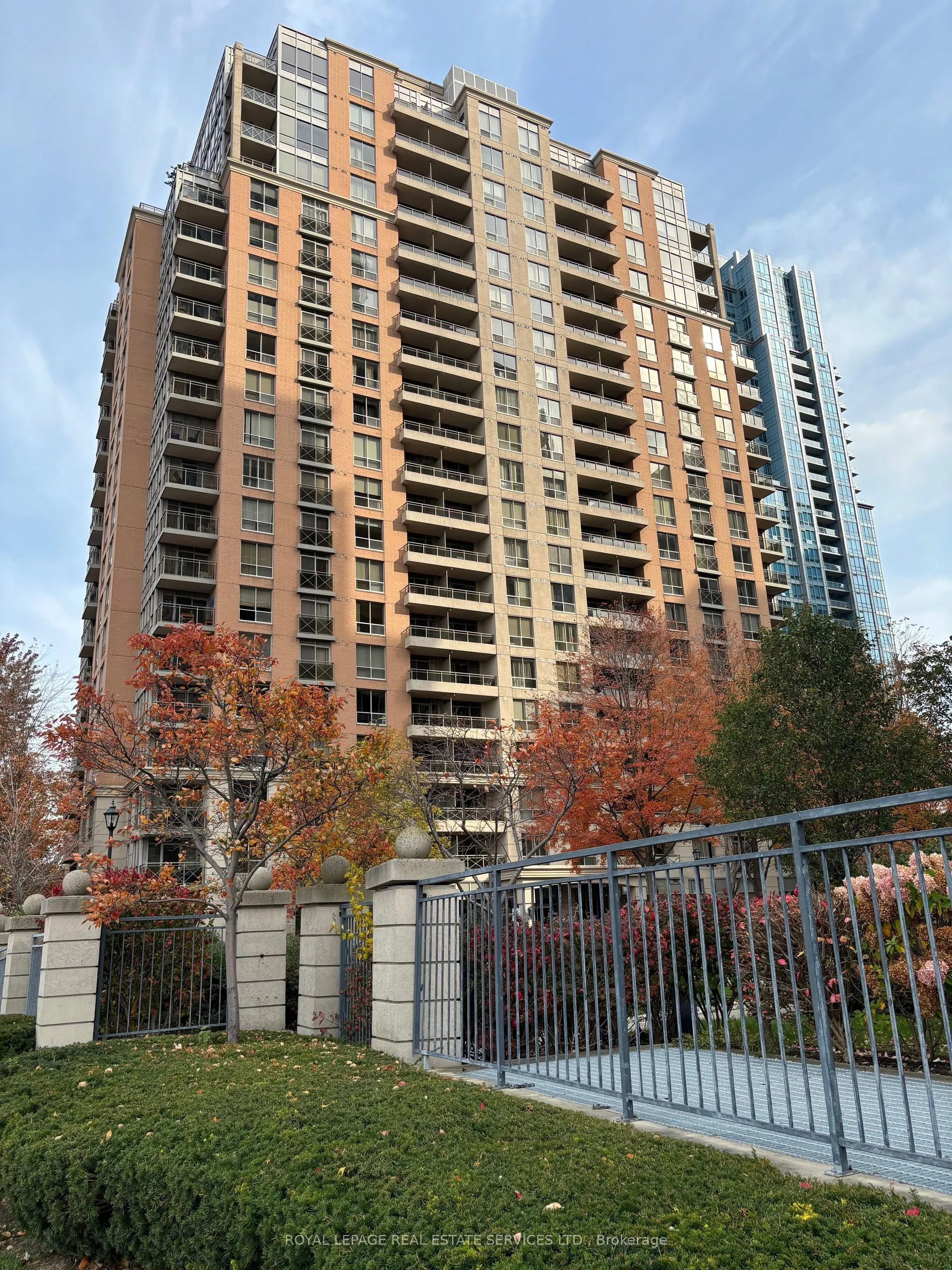 5229 Dundas Street W, #1210