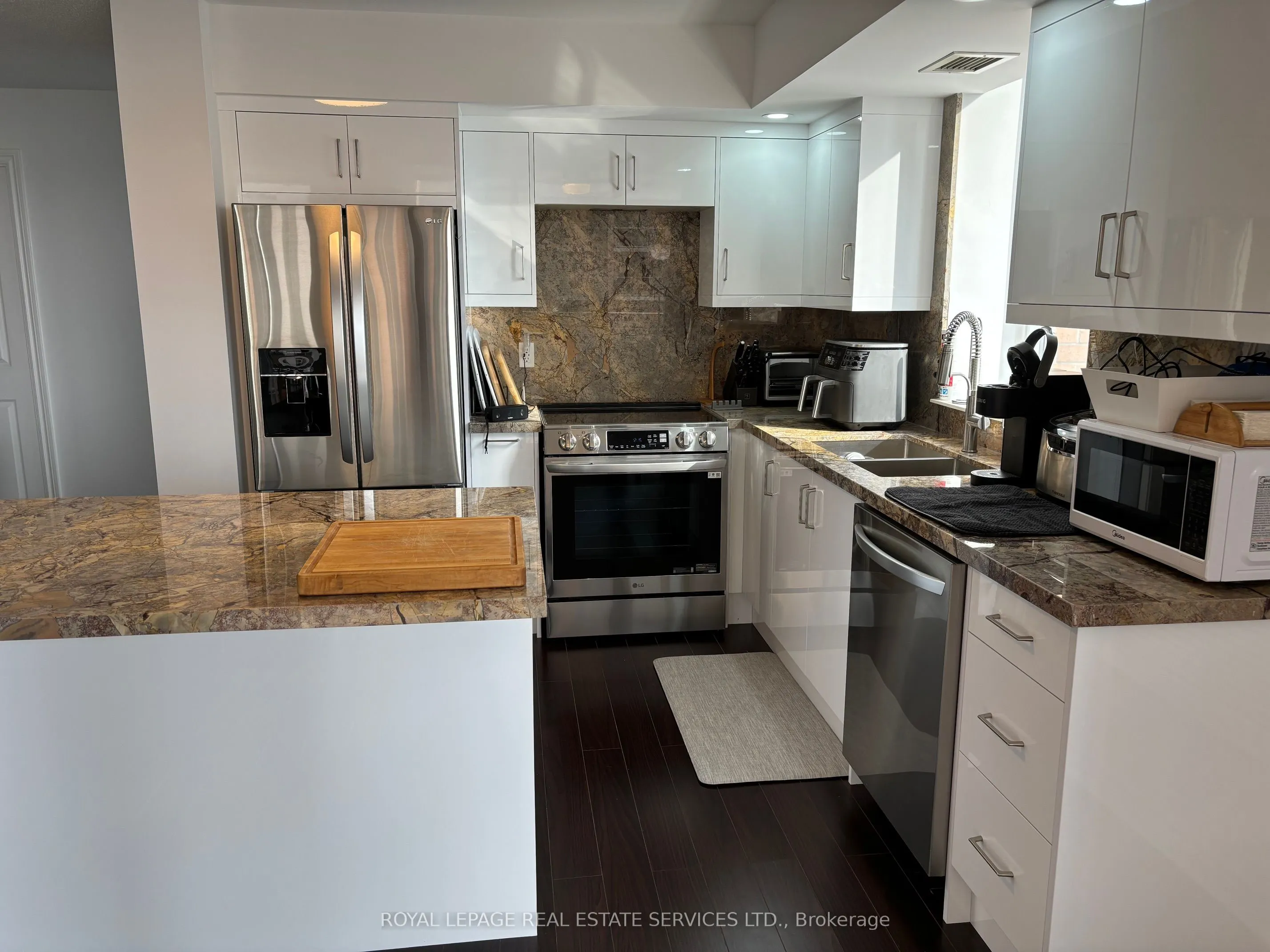 5229 Dundas Street W, #1210