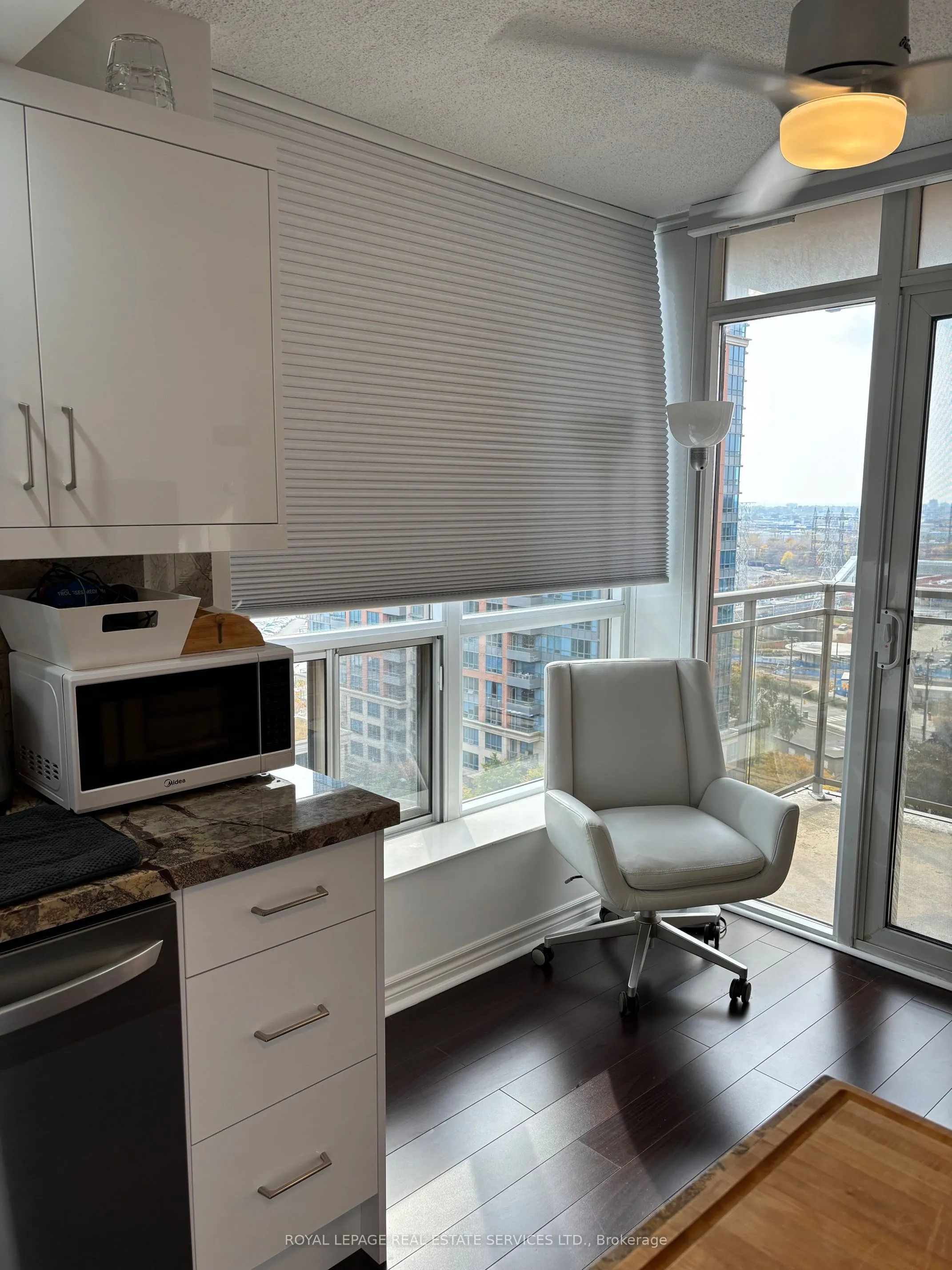 5229 Dundas Street W, #1210