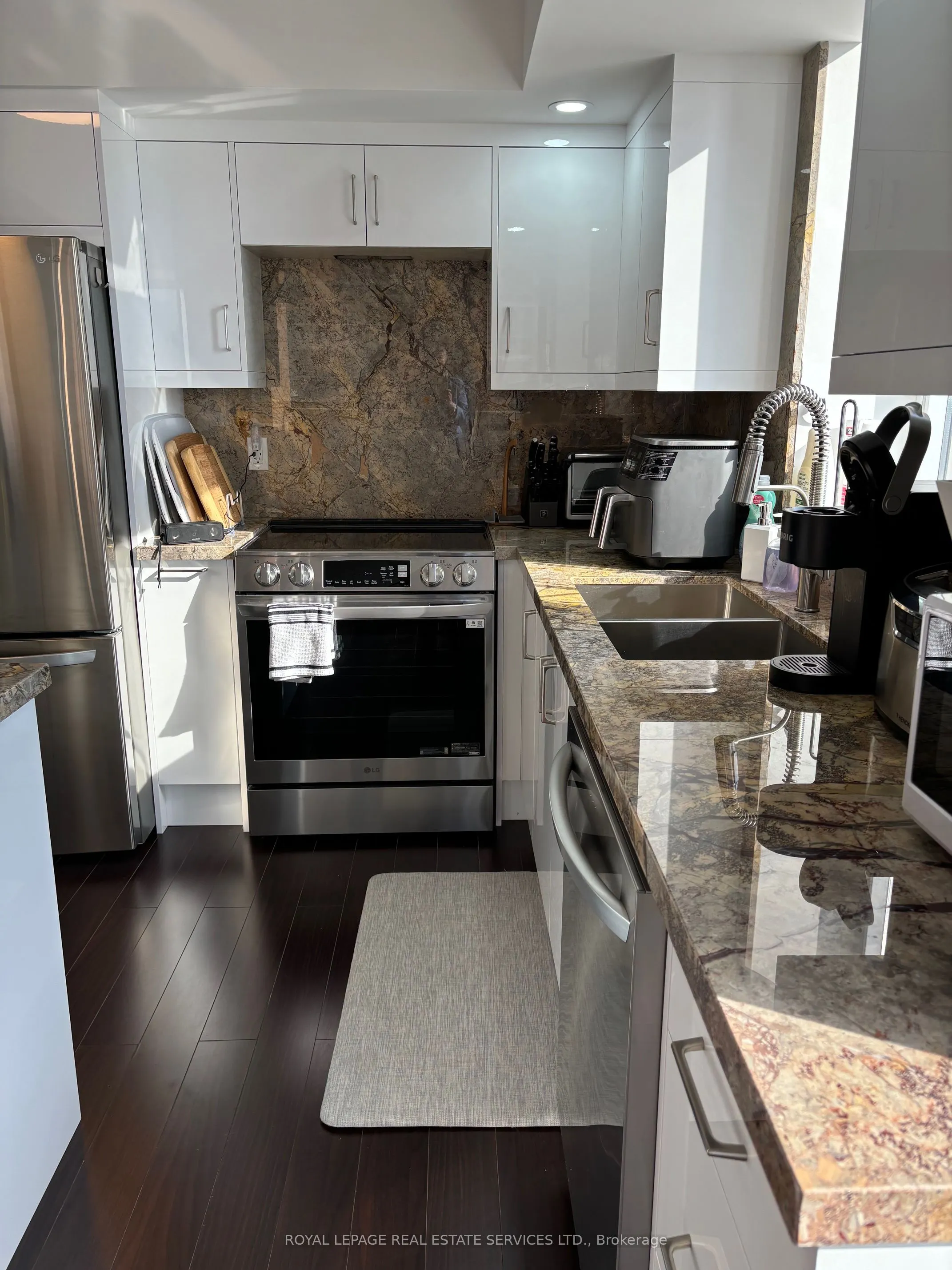 5229 Dundas Street W, #1210