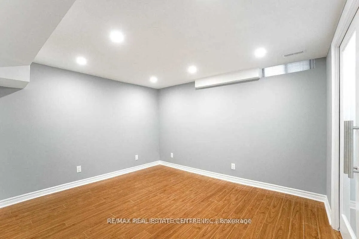 833 Scollard Court, #92