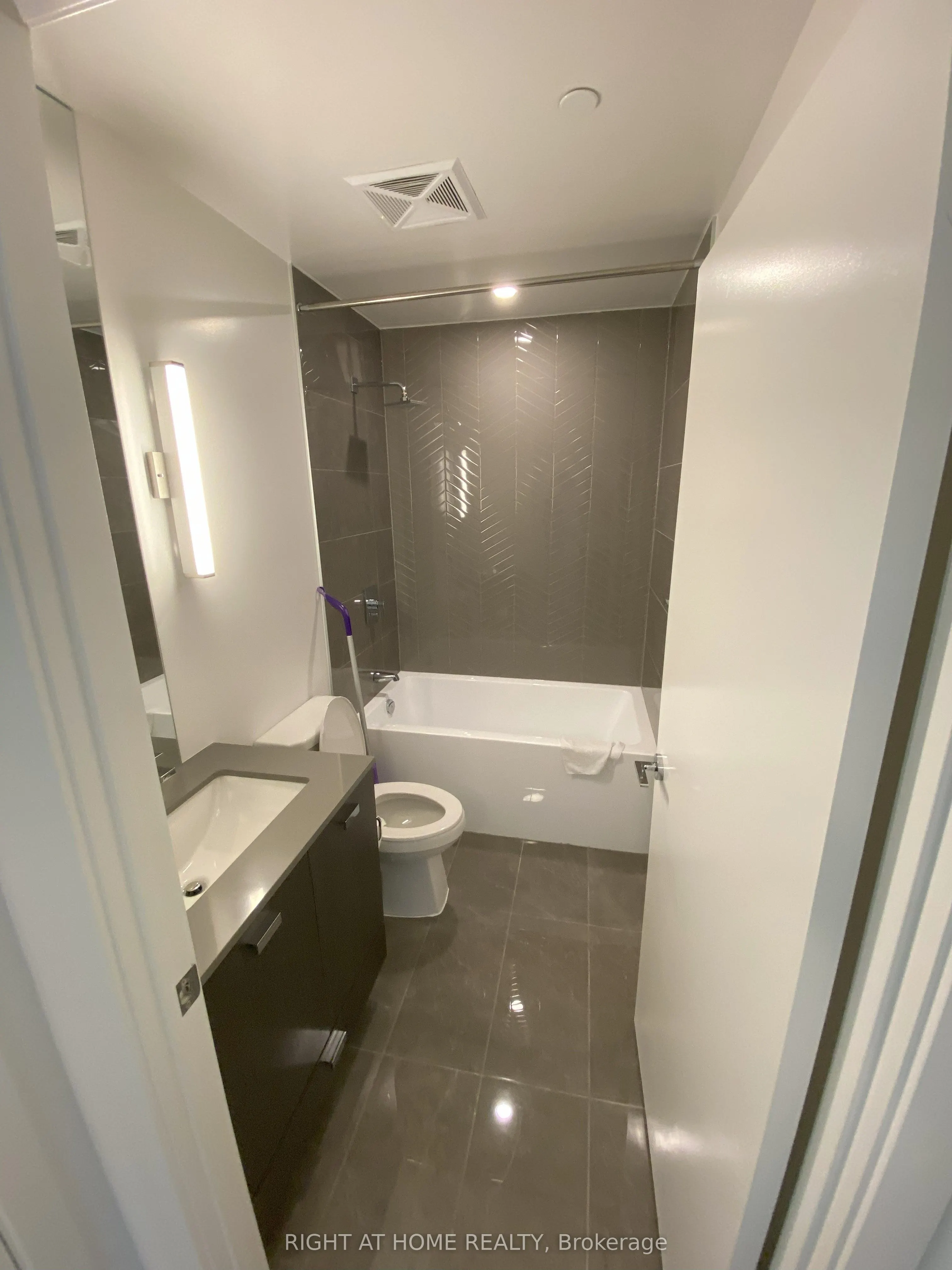 10 De Boers Drive, #512