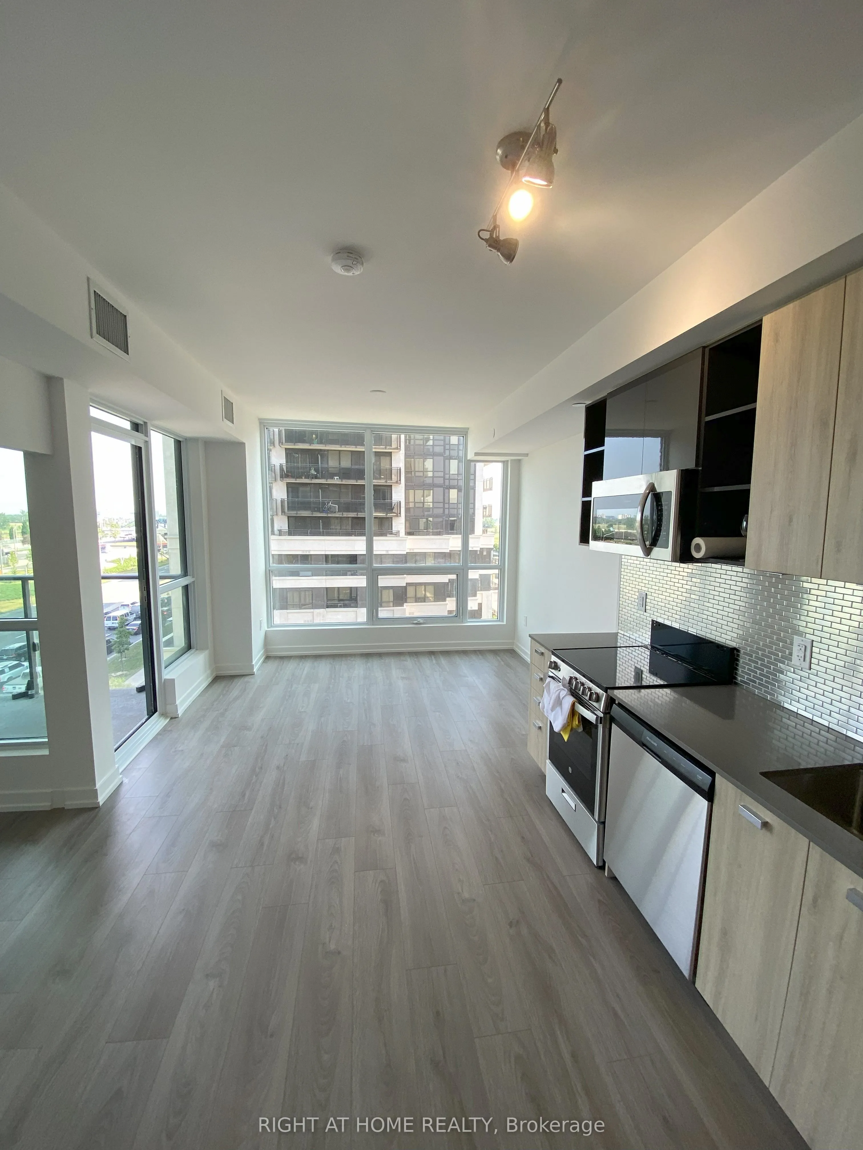 10 De Boers Drive, #512