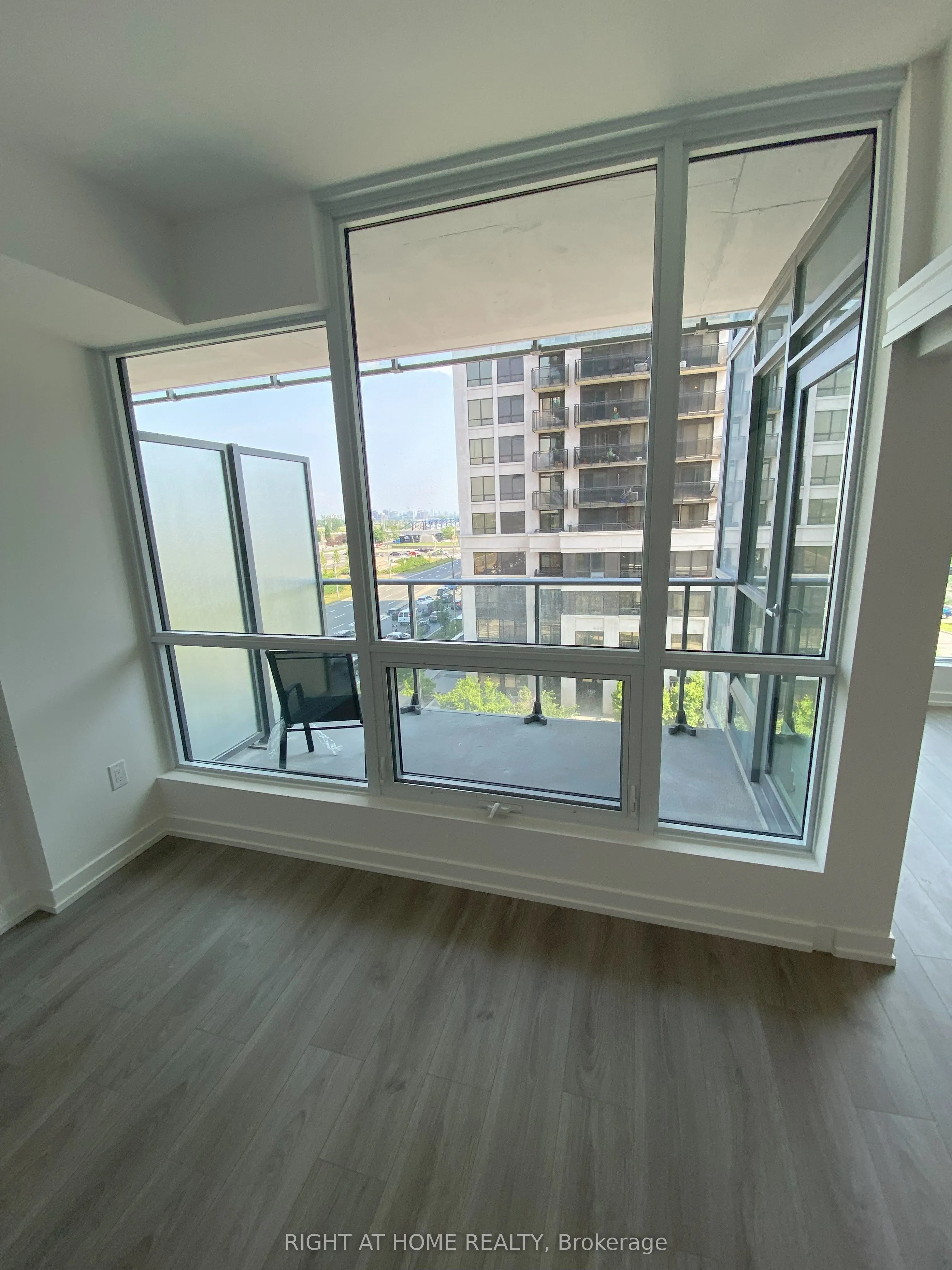 10 De Boers Drive, #512