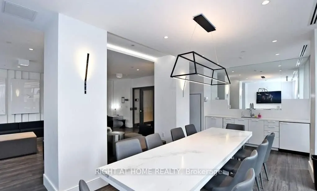 10 De Boers Drive, #512