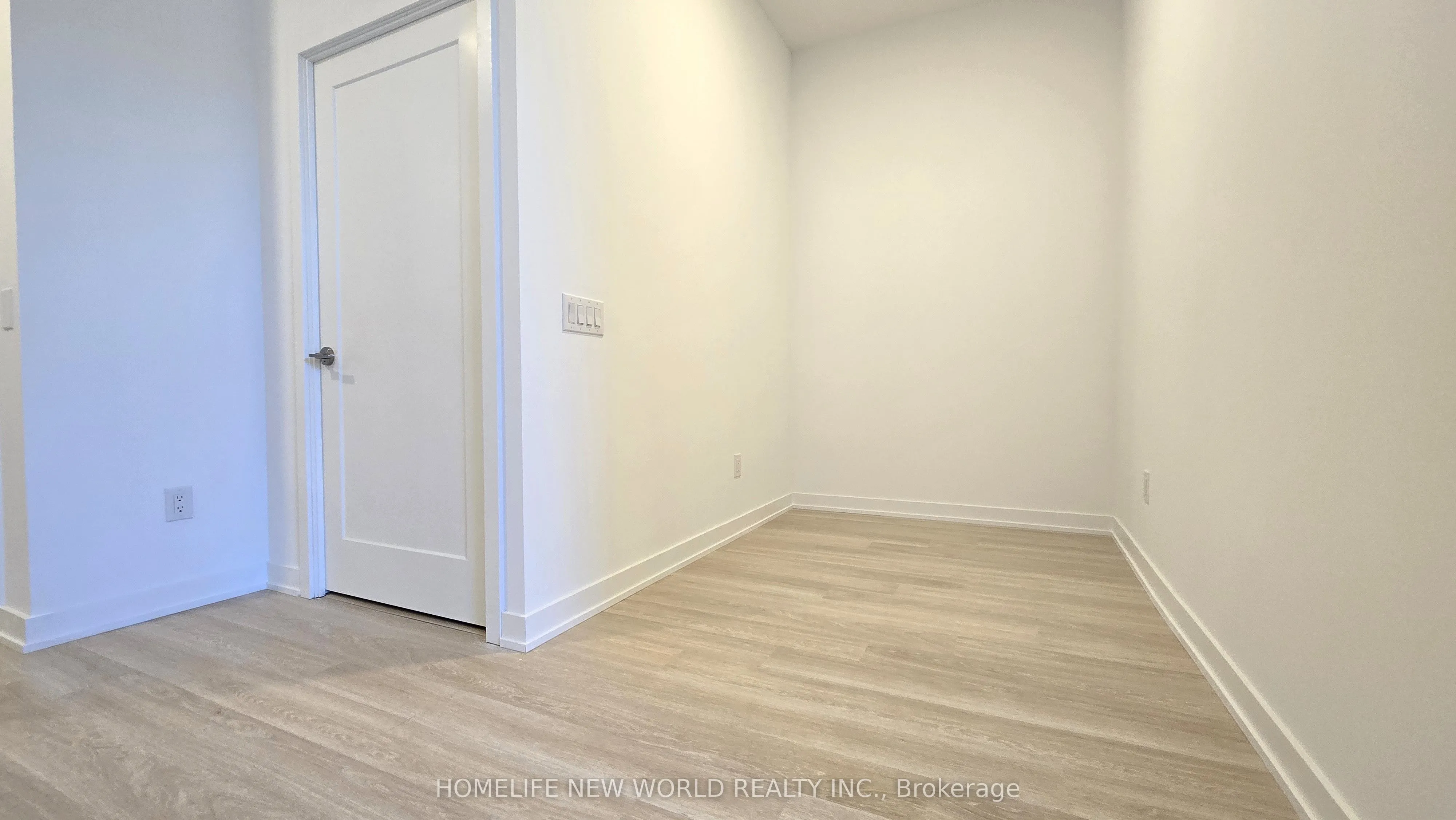 5081 Hurontario Street, #214