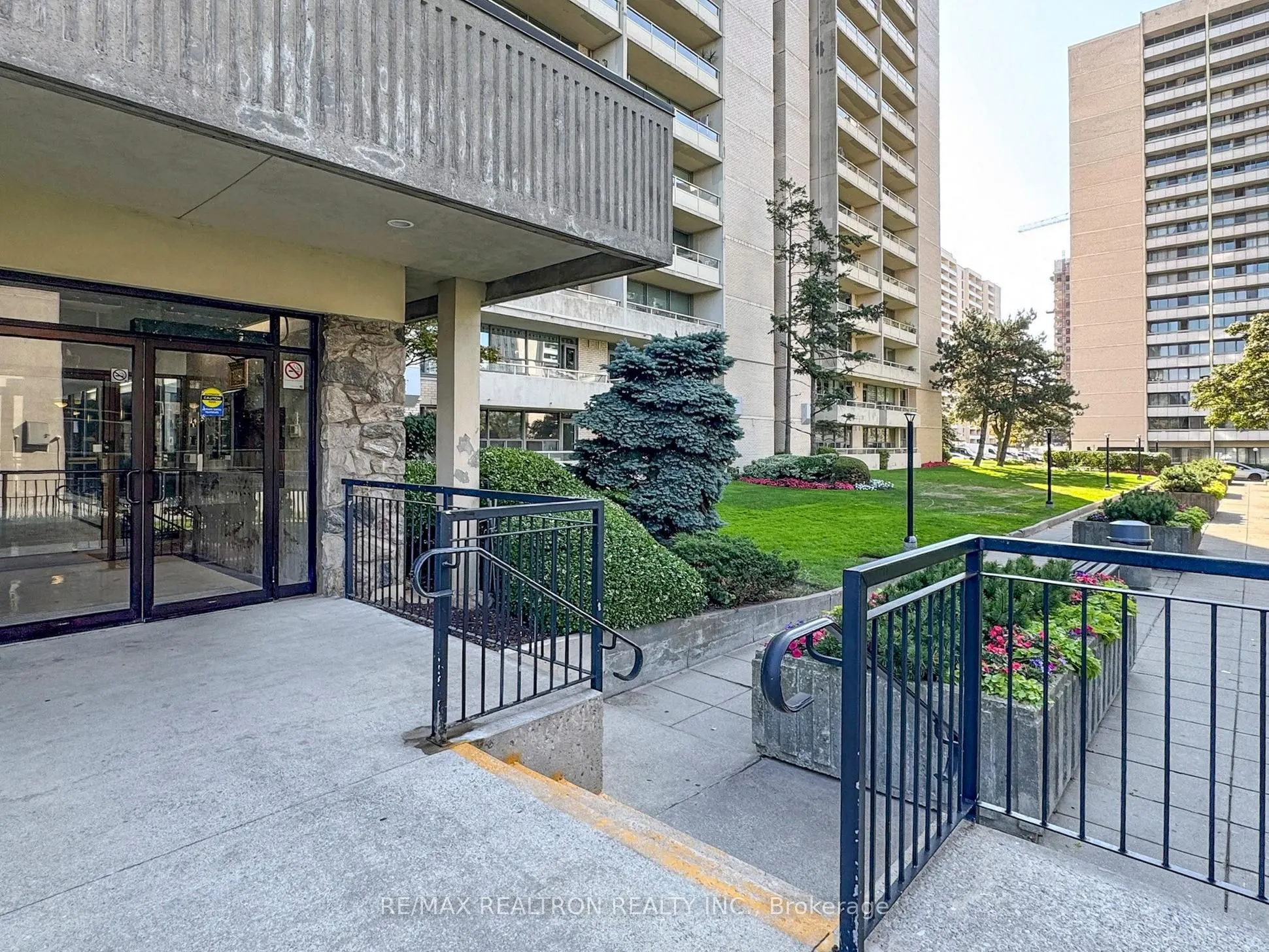 360 Ridelle Avenue, #410