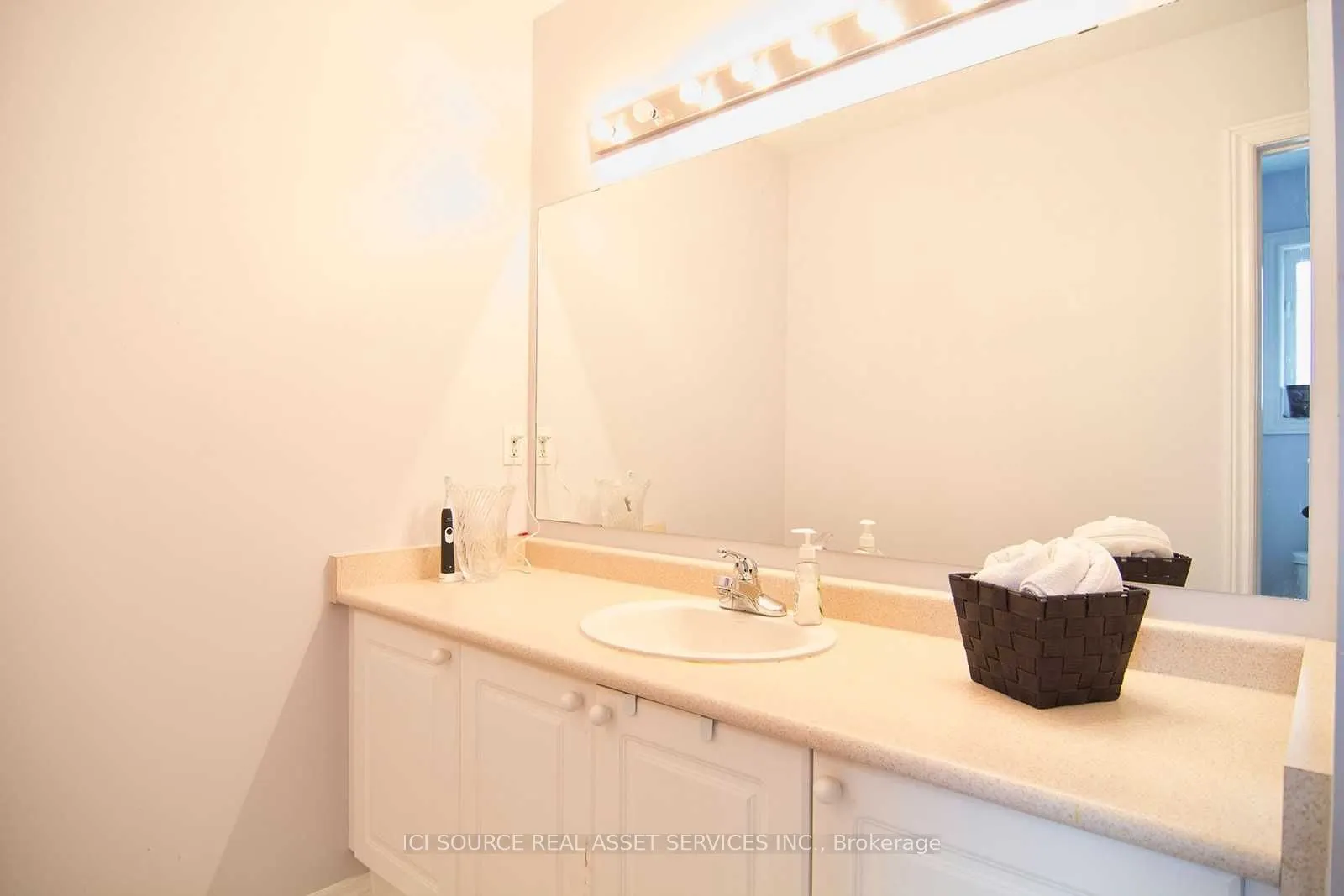 5279 Springbok Crescent, #Upper