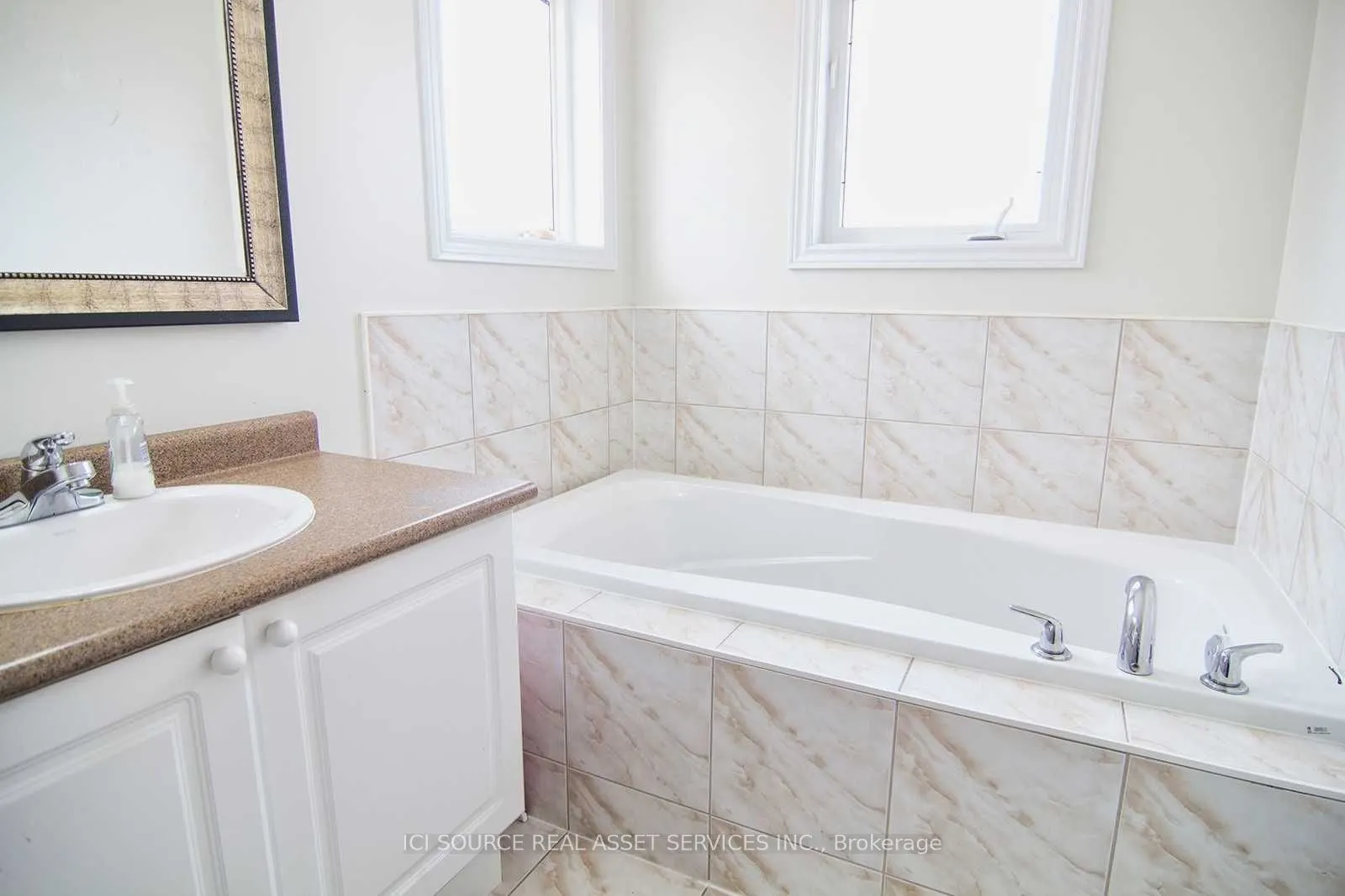 5279 Springbok Crescent, #Upper