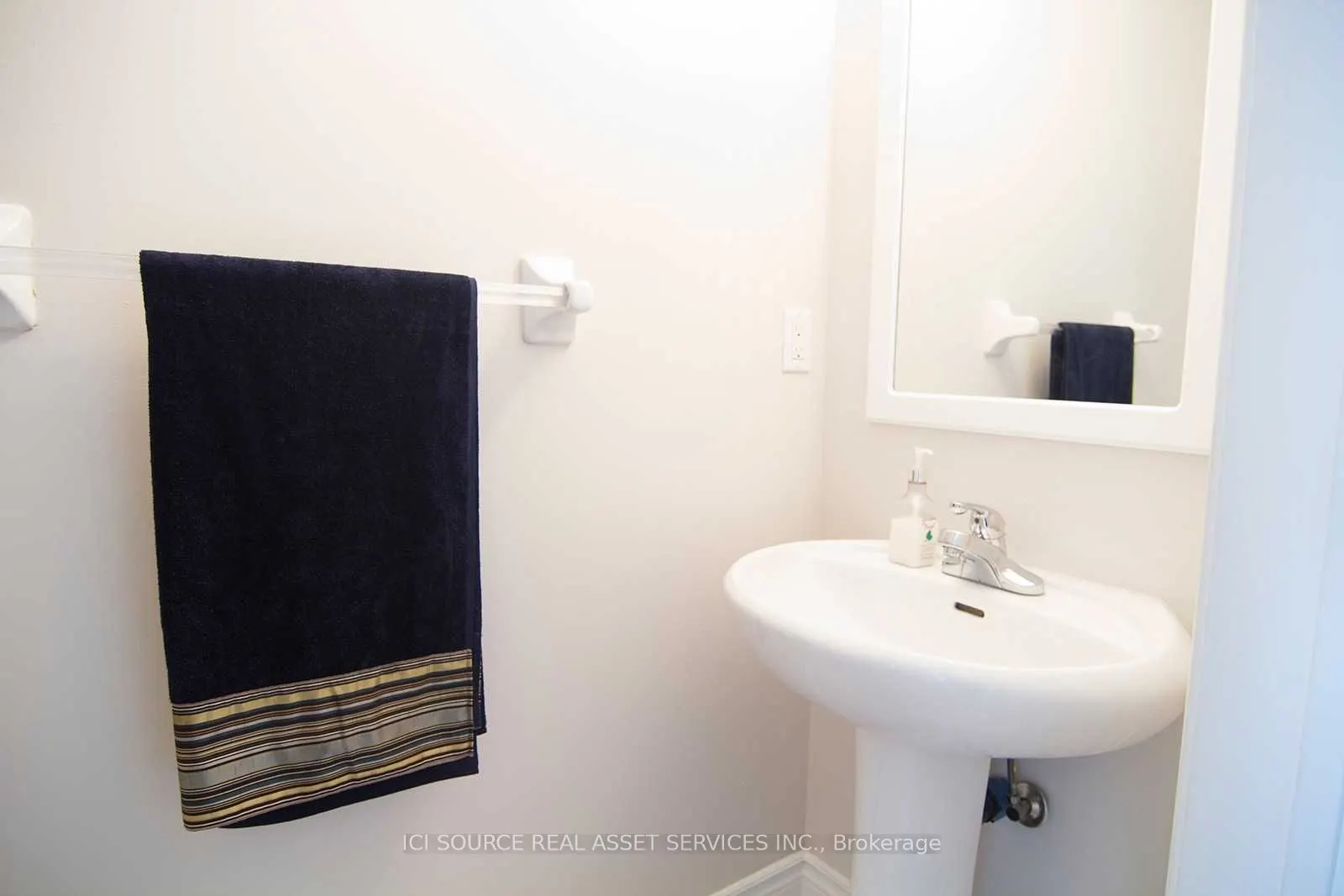 5279 Springbok Crescent, #Upper