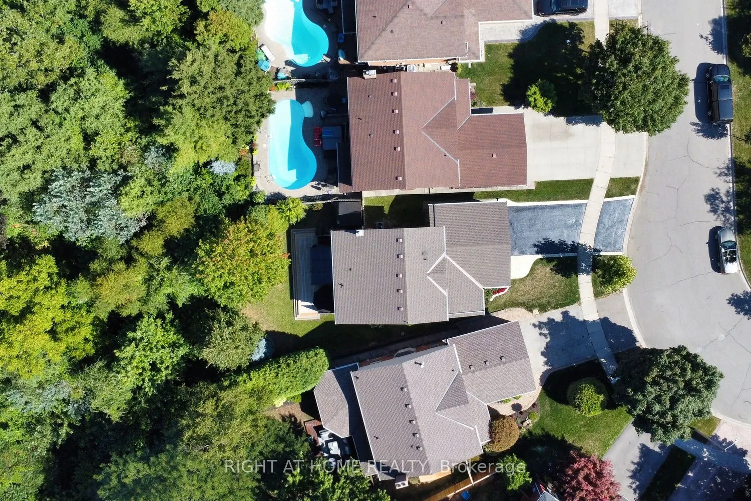 3224 Twin Oaks Crescent