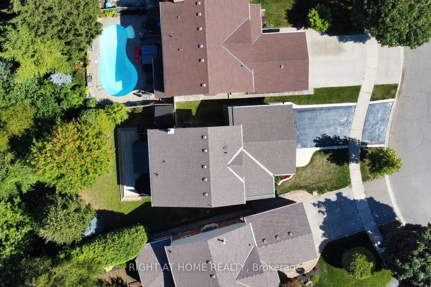 3224 Twin Oaks Crescent
