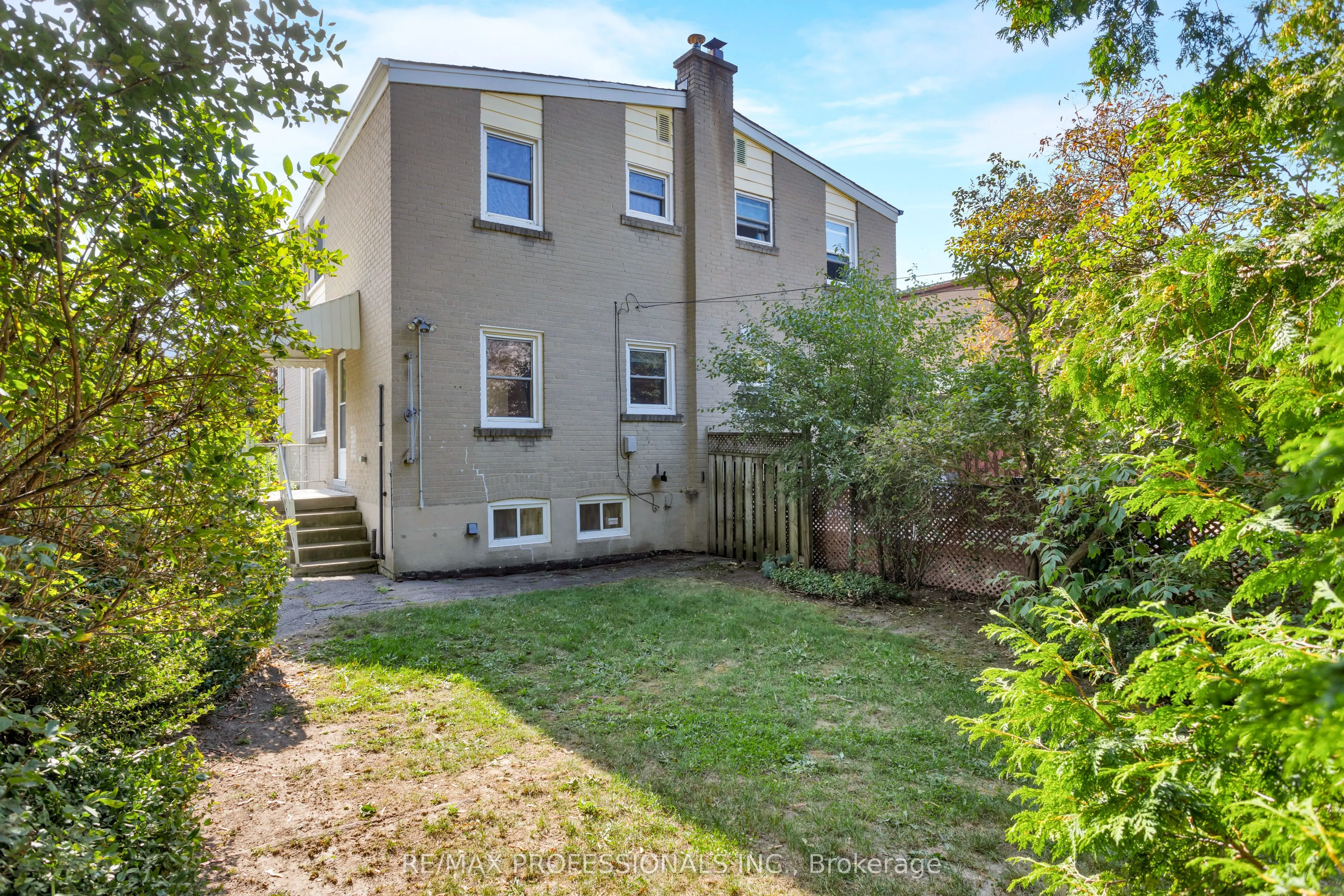 38 Van Stassen Boulevard