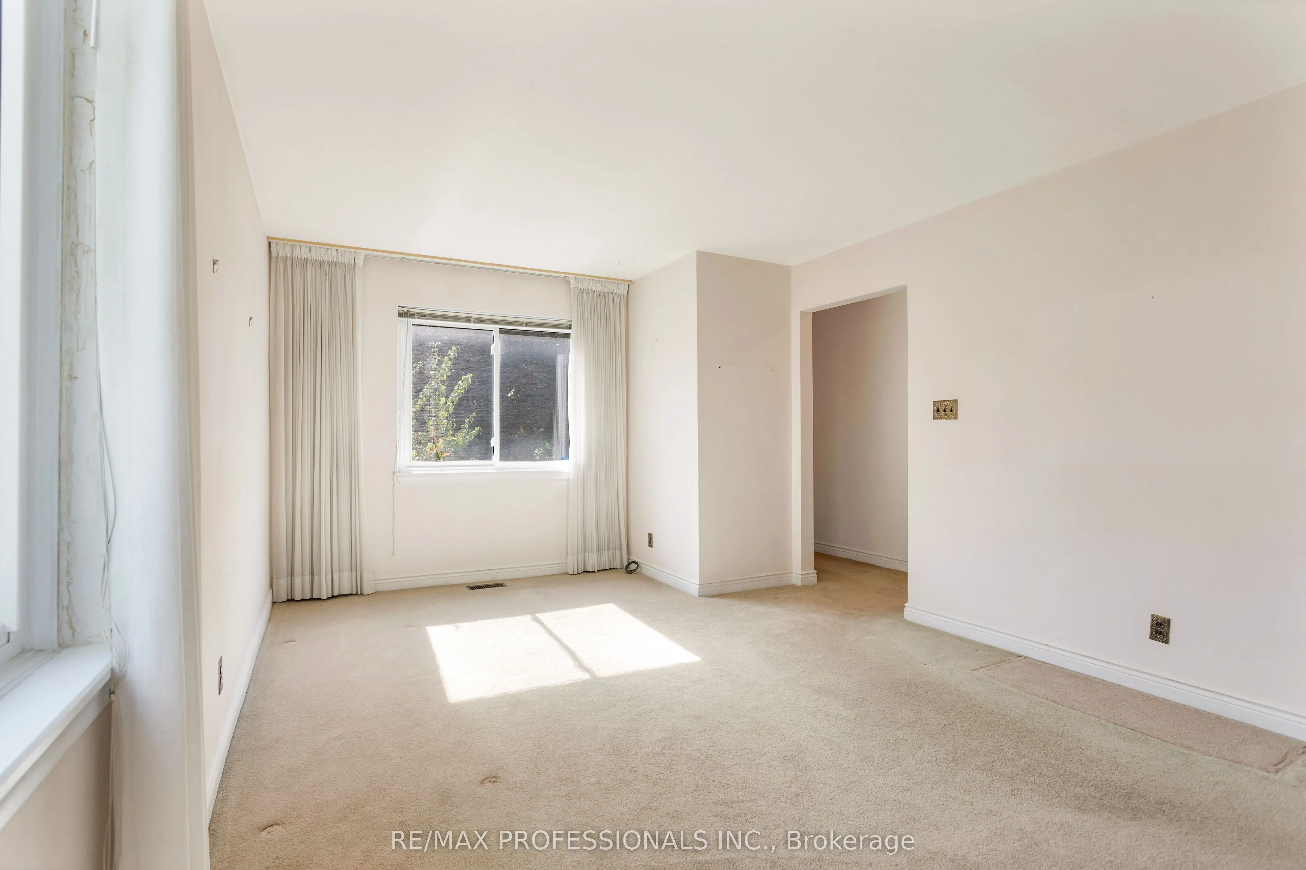 38 Van Stassen Boulevard