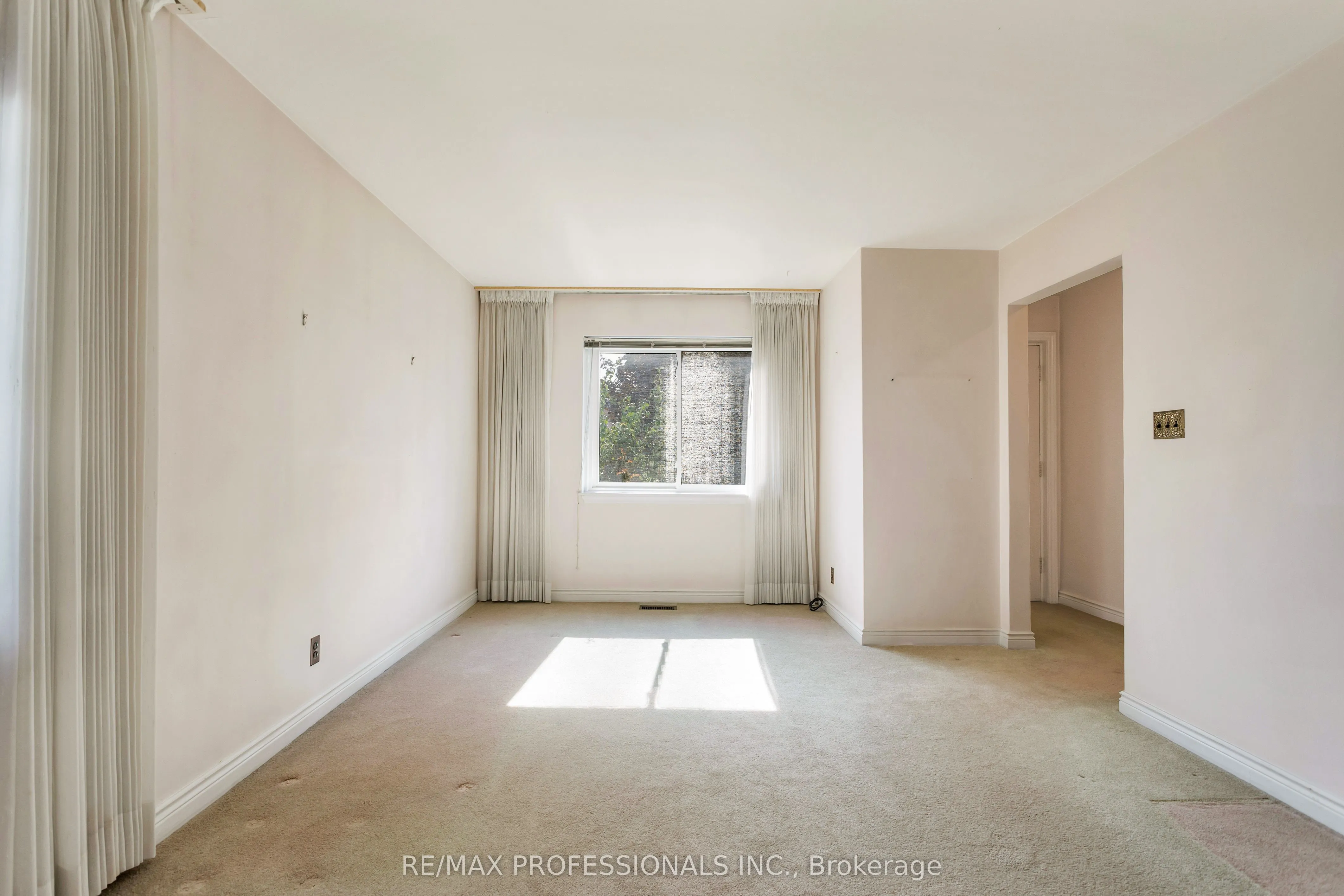 38 Van Stassen Boulevard