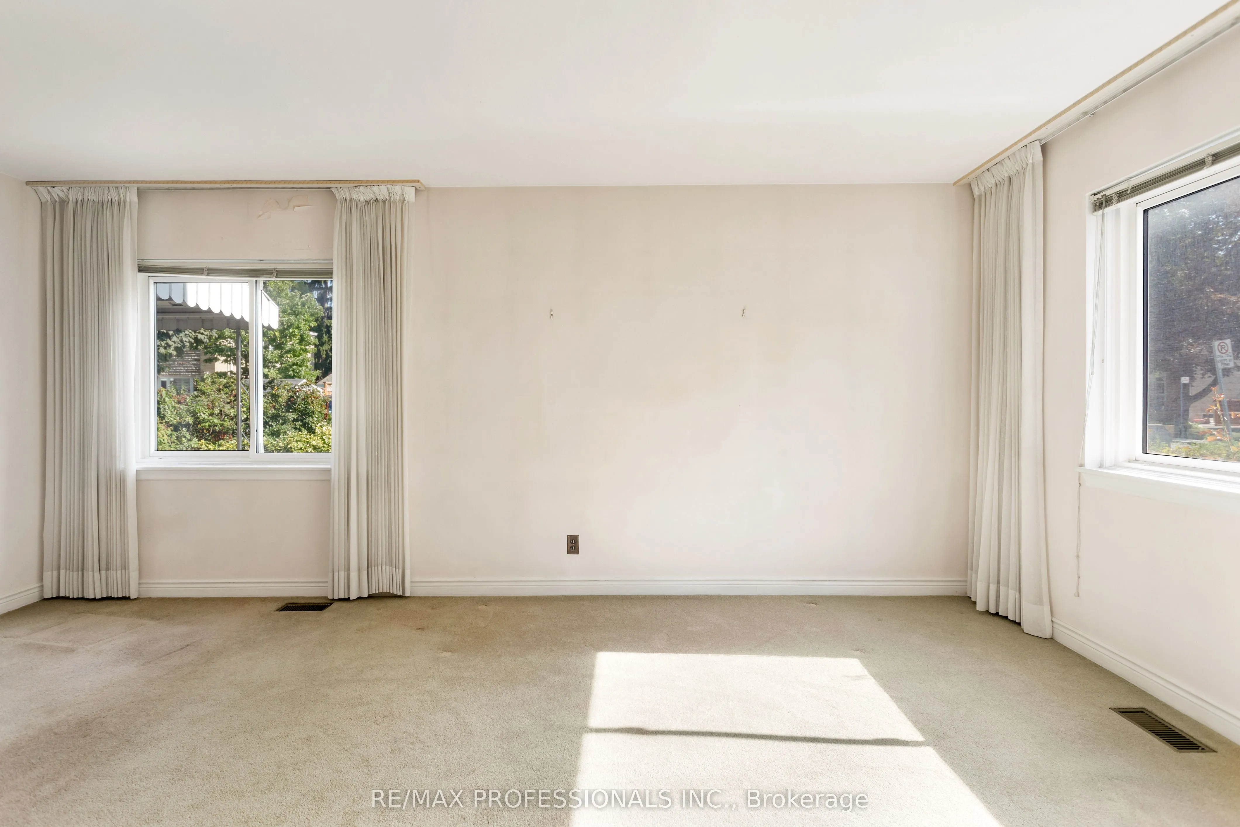 38 Van Stassen Boulevard