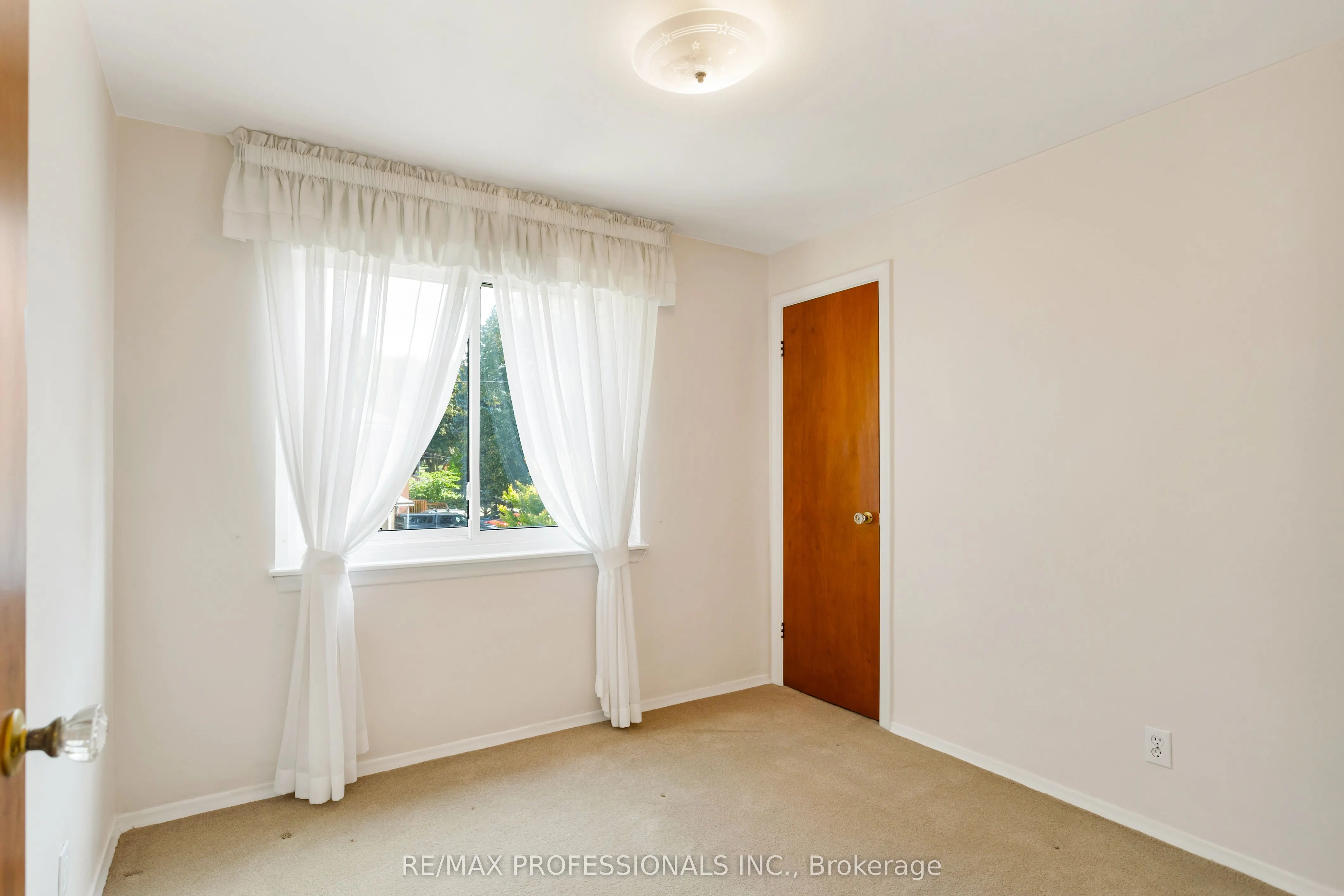 38 Van Stassen Boulevard