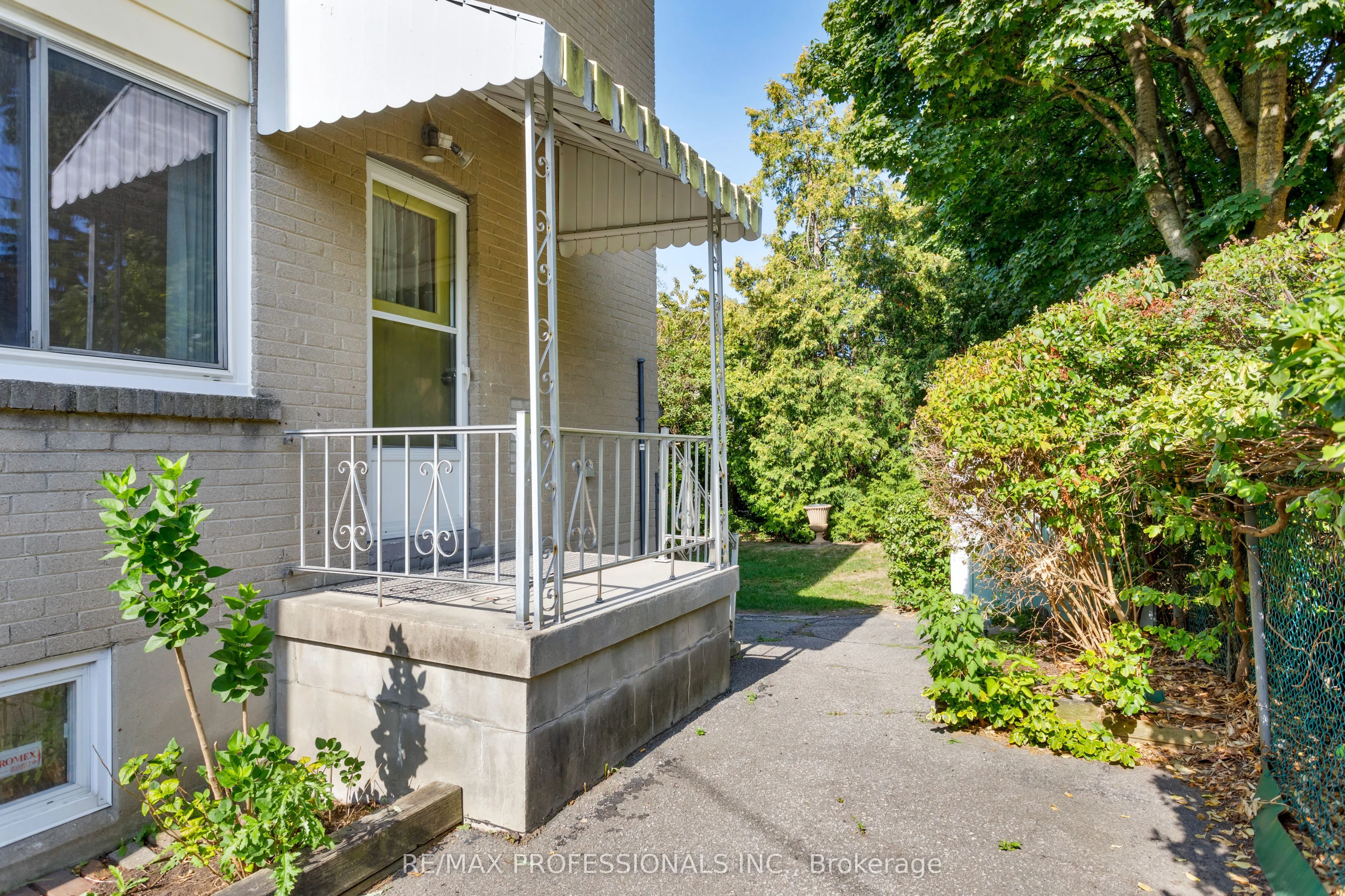 38 Van Stassen Boulevard