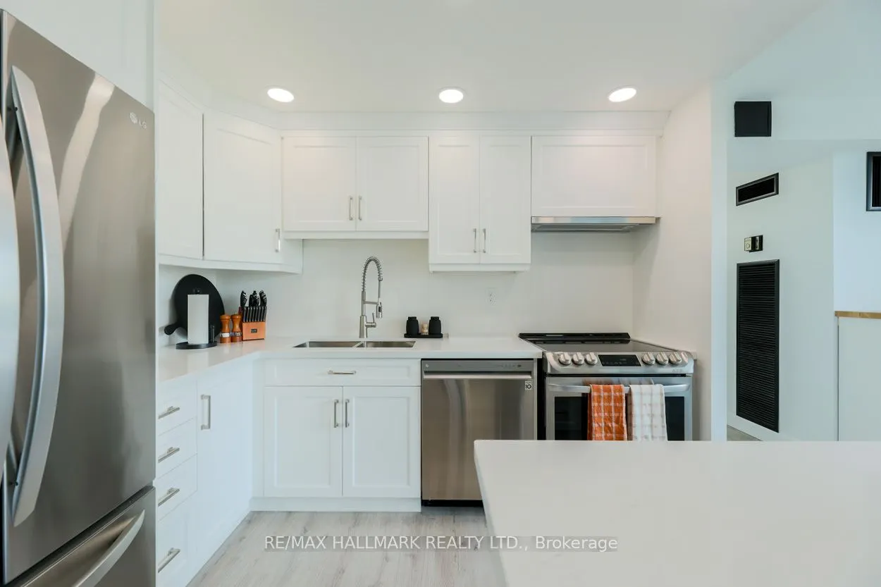 3590 Kaneff Crescent, #702