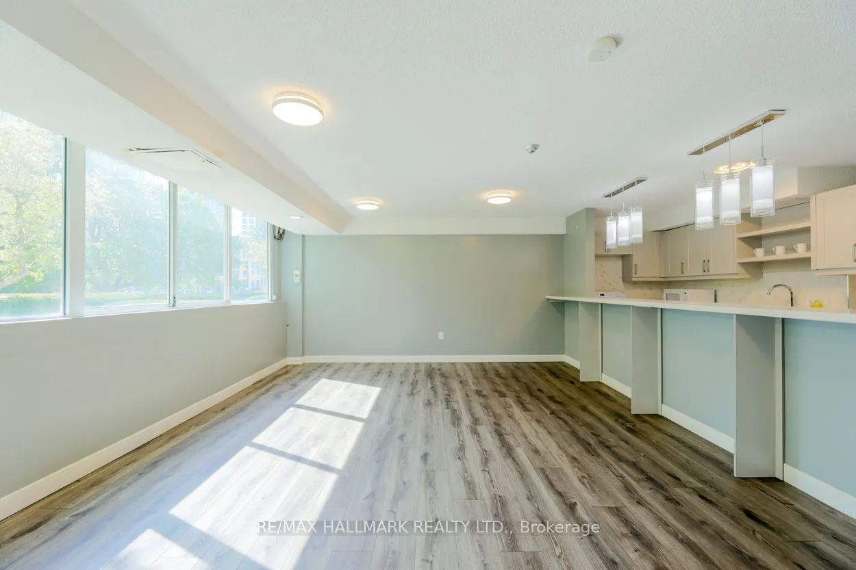 3590 Kaneff Crescent, #702