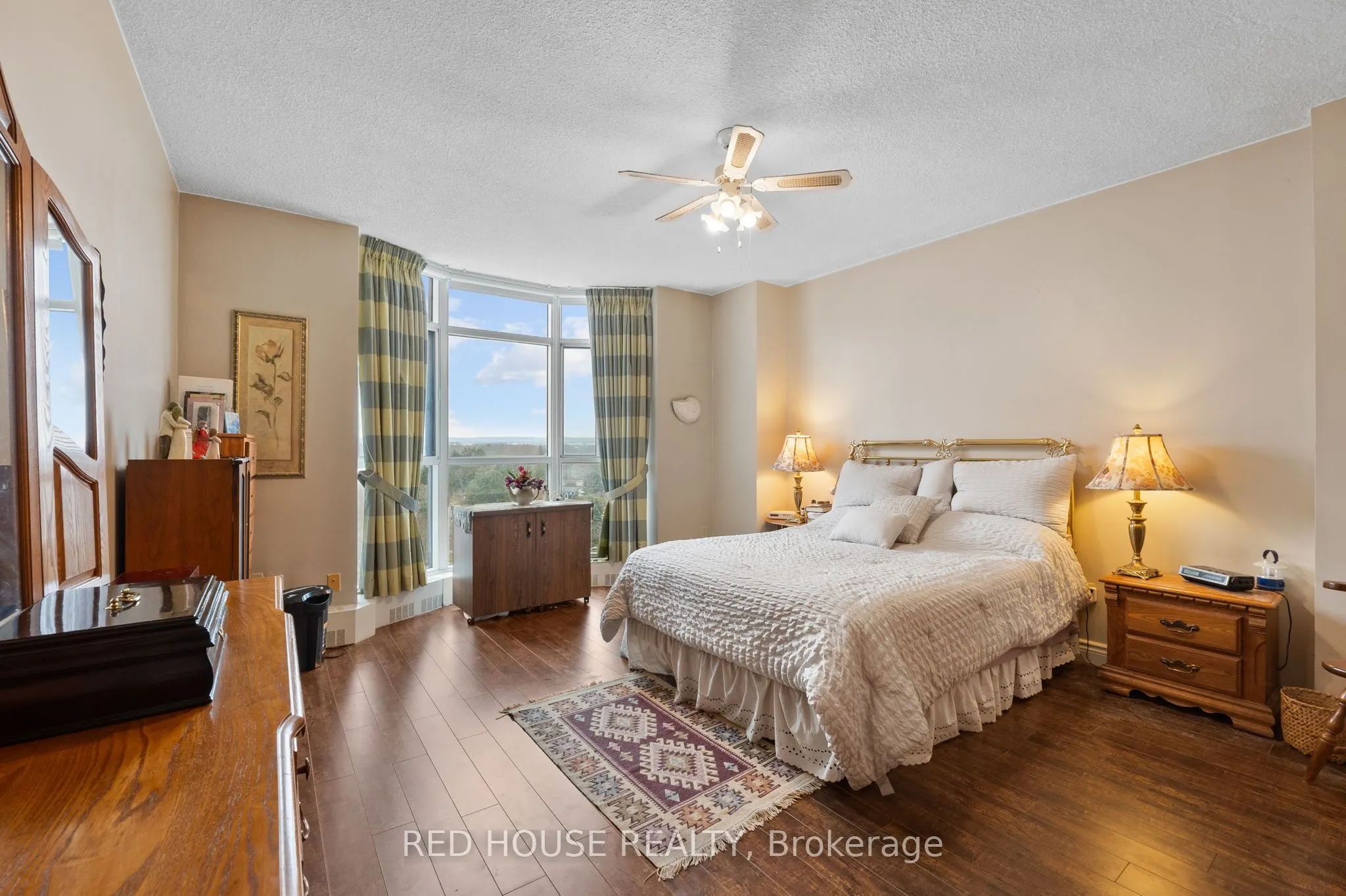 5250 Lakeshore Road, #809